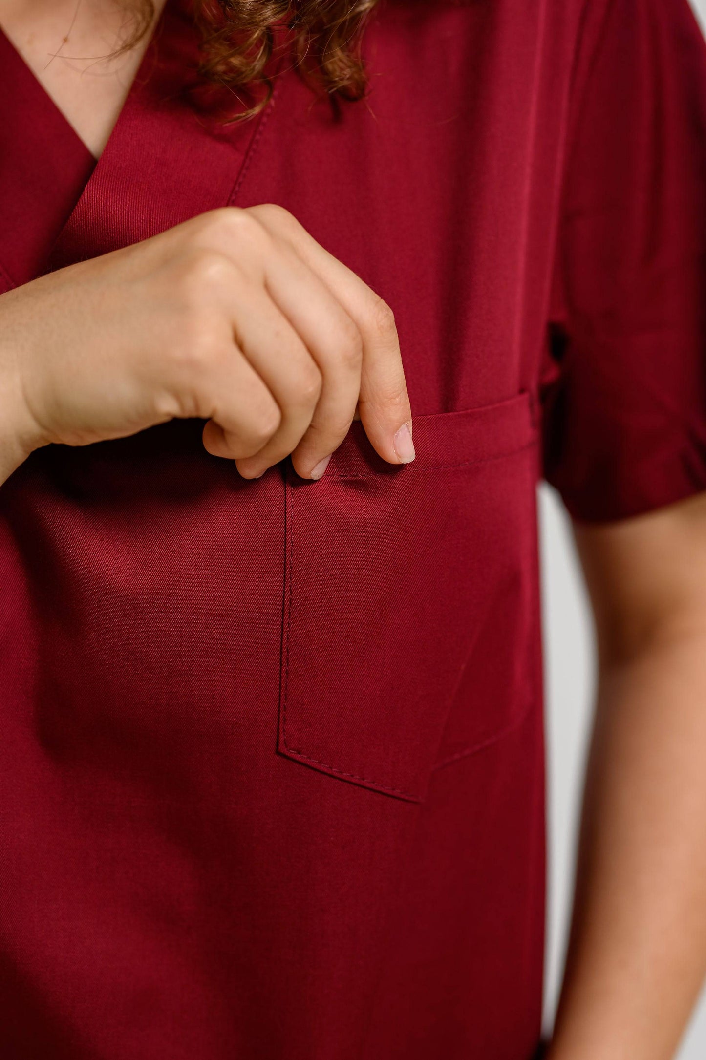 Bluza Medicala Femei cu guler V - Bordo - vedere detaliu buzunar - Akitex 