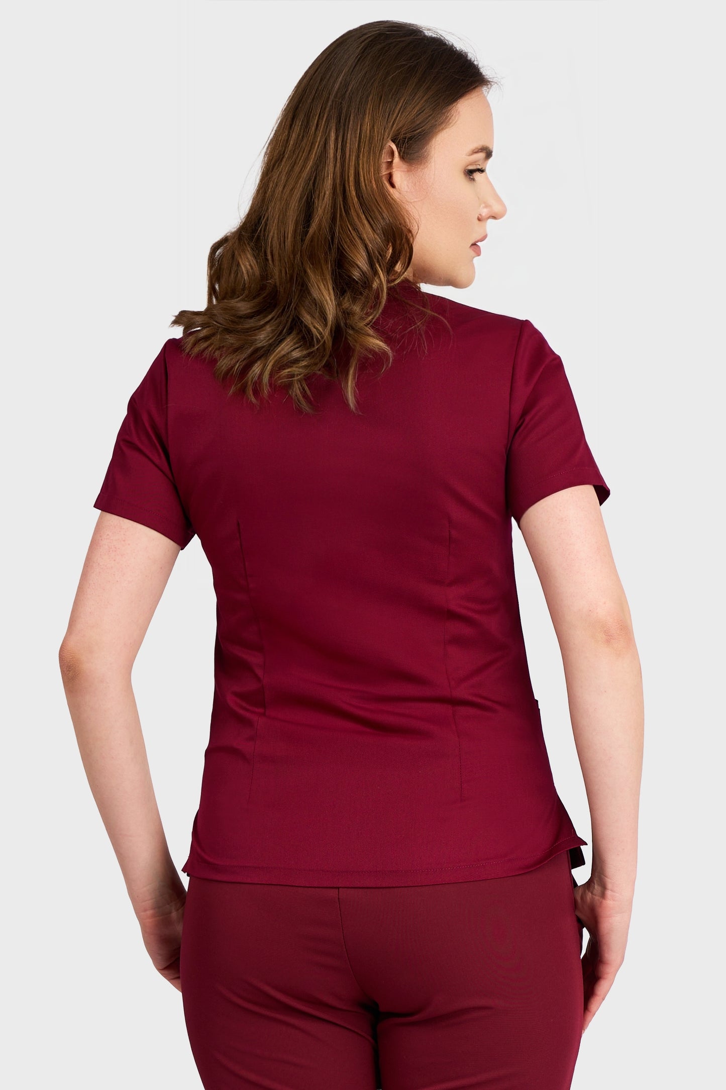 Costum medical din Bluza Medicala Rafaelas si Pantaloni Medicali cu elastic si snur STRETCH -Bordo - vedere spate - material elastic - Akitex 