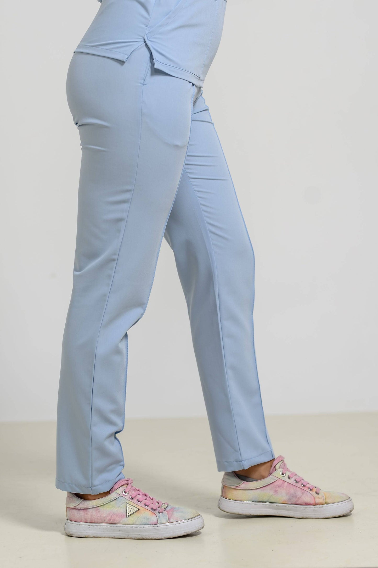 Pantaloni Medicali Alisa Femei Stretch - LightBlue - vedere laterala - material elastic - Akitex 