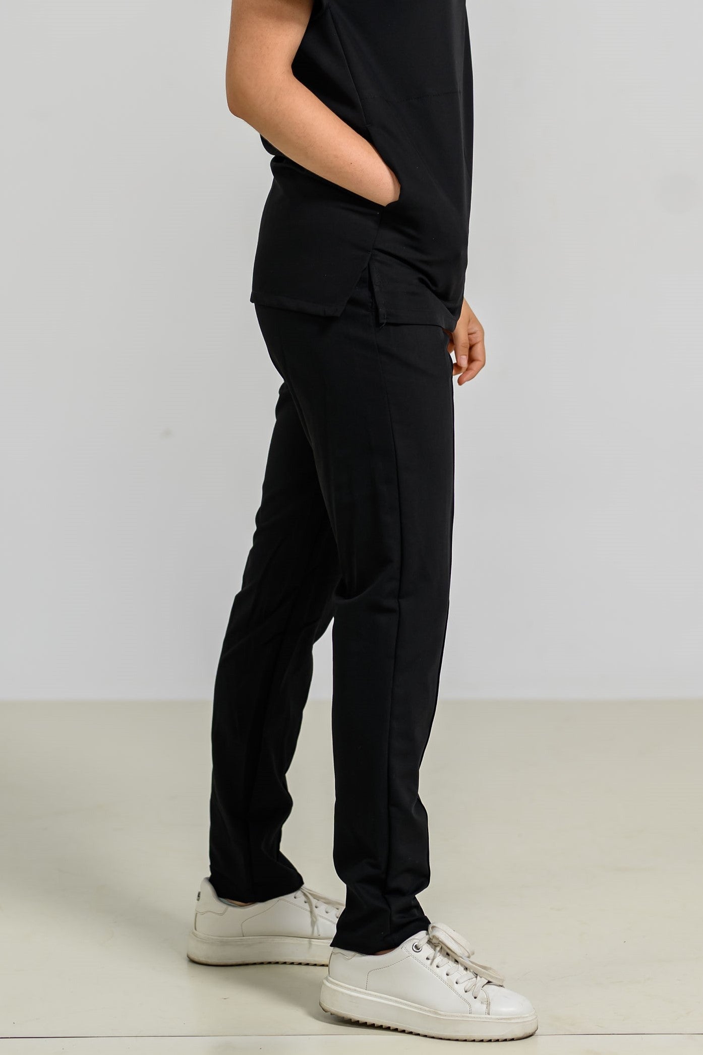 Pantaloni Medicali Alisa Femei Stretch- Negru - vedere laterala - material elastic - Akitex 