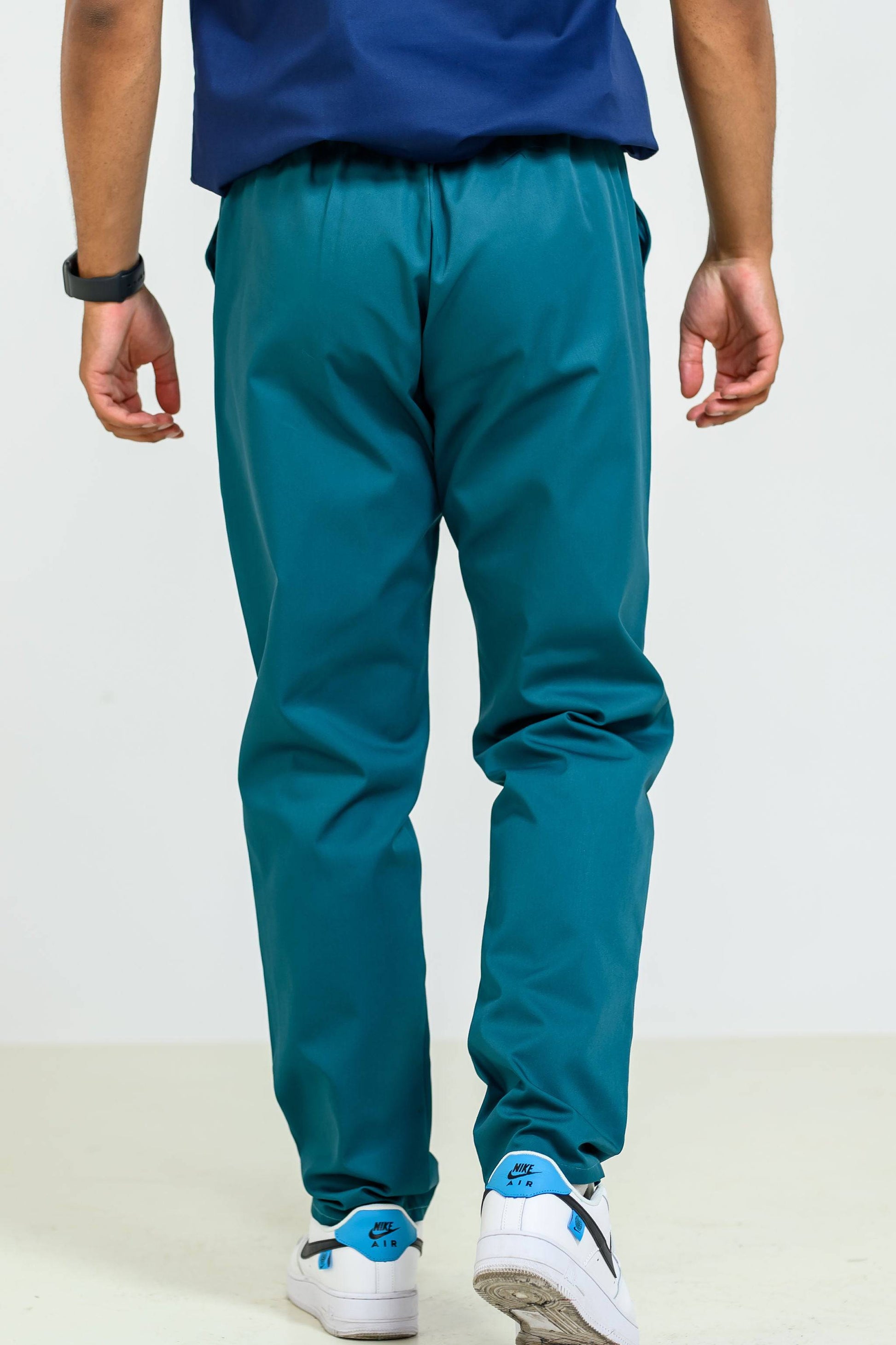 Pantaloni Medicali cu elastic si snur Barbati - Verde Padure - vedere de la spate - Akitex 