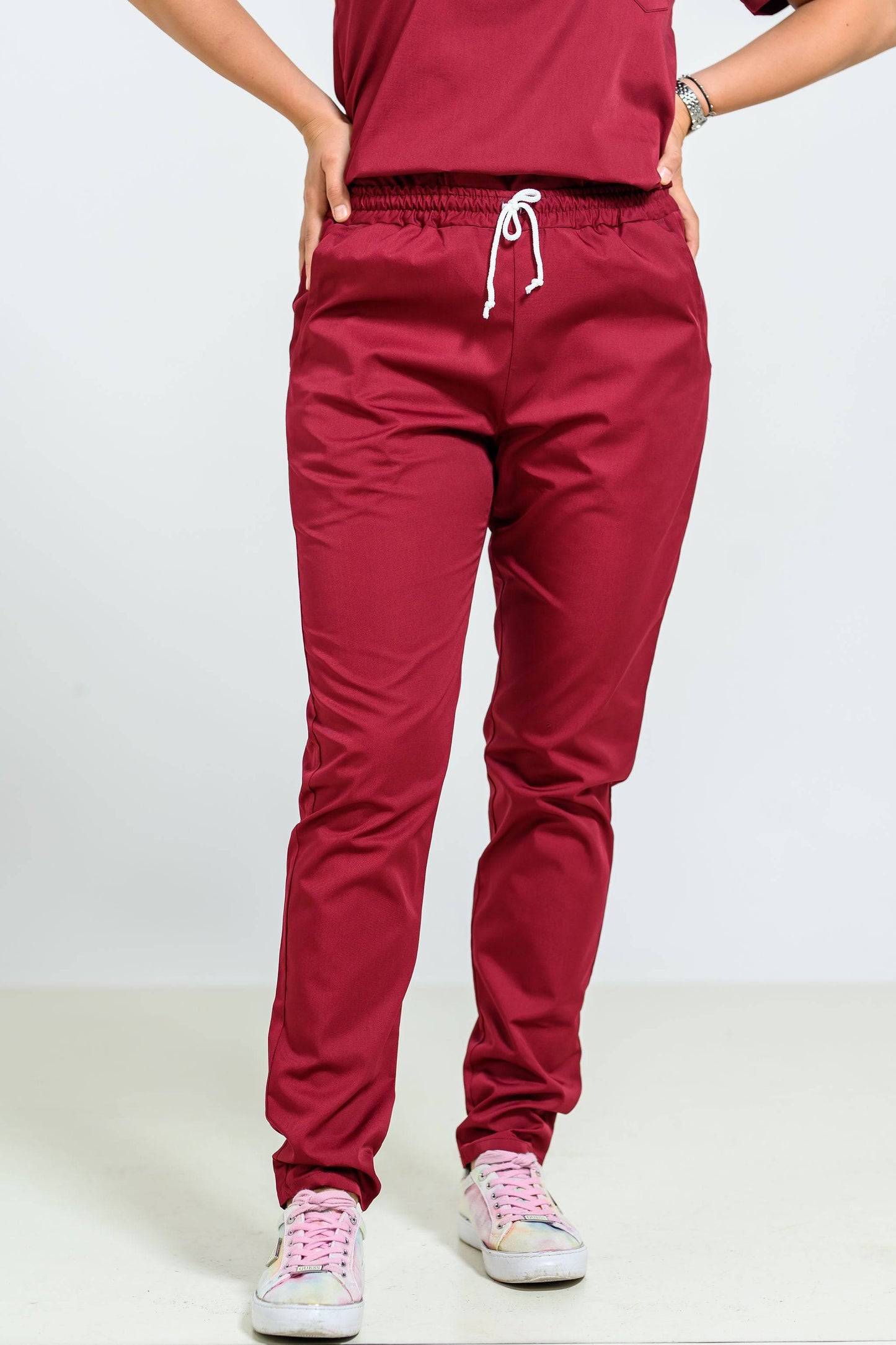 Pantaloni Medicali cu elastic si snur Femei - Bordo - vedere frontala - Akitex 