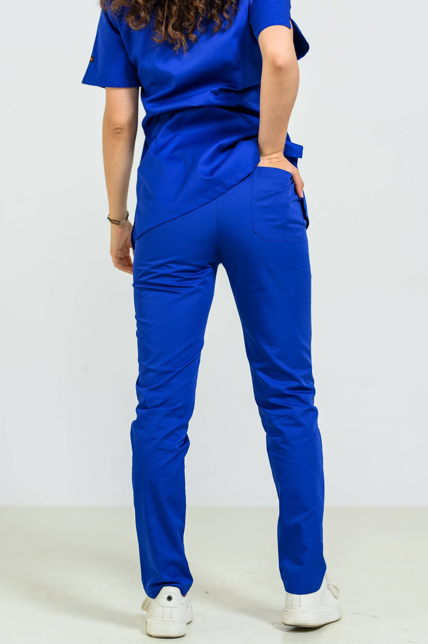 Pantaloni Medicali de Dama - Albastru Electric - Vedere de la spate - Akitex 