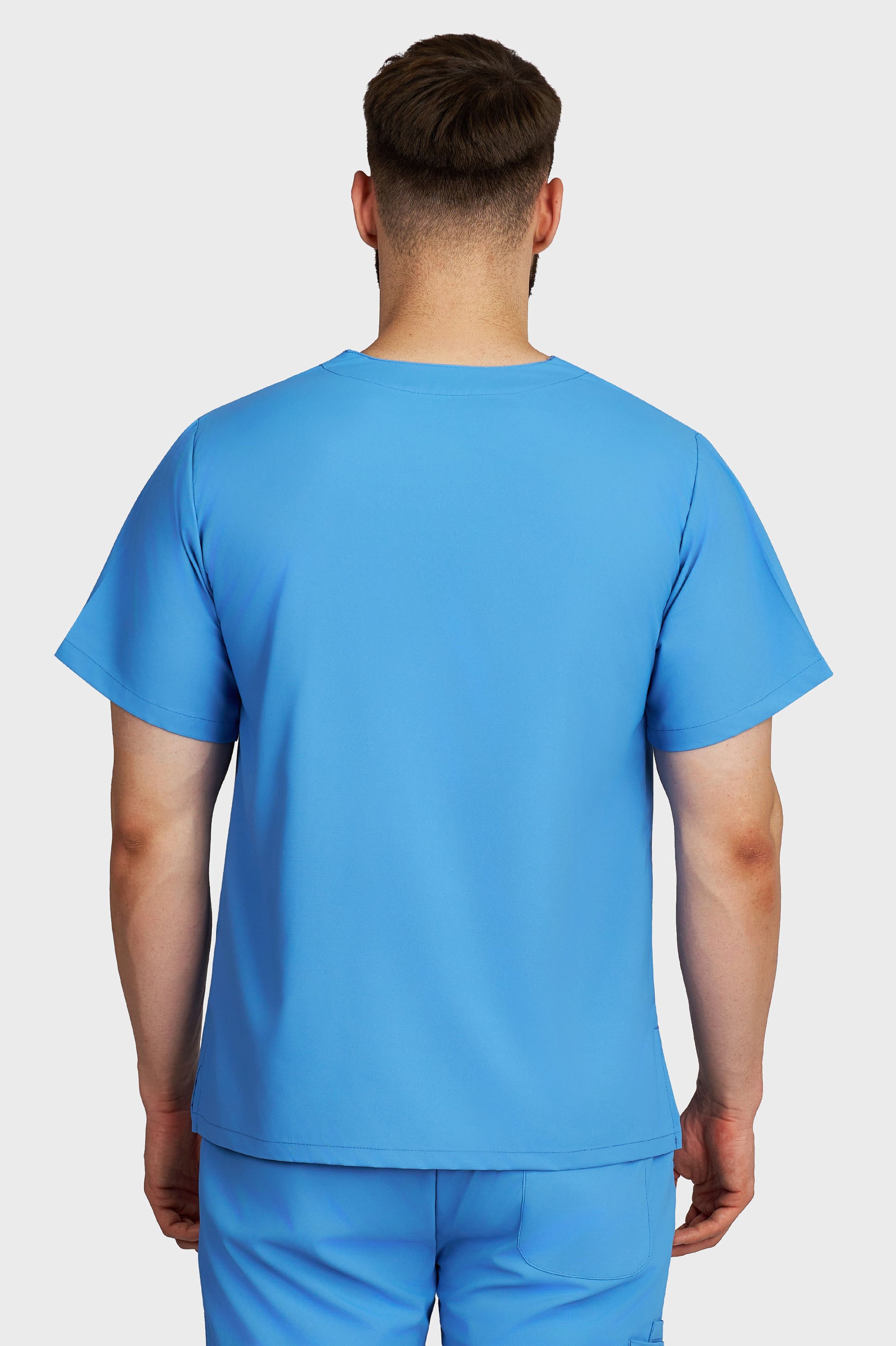 Bluza medicala barbati cu guler in V albastru azur stretch - vedere din spate - AKITEX