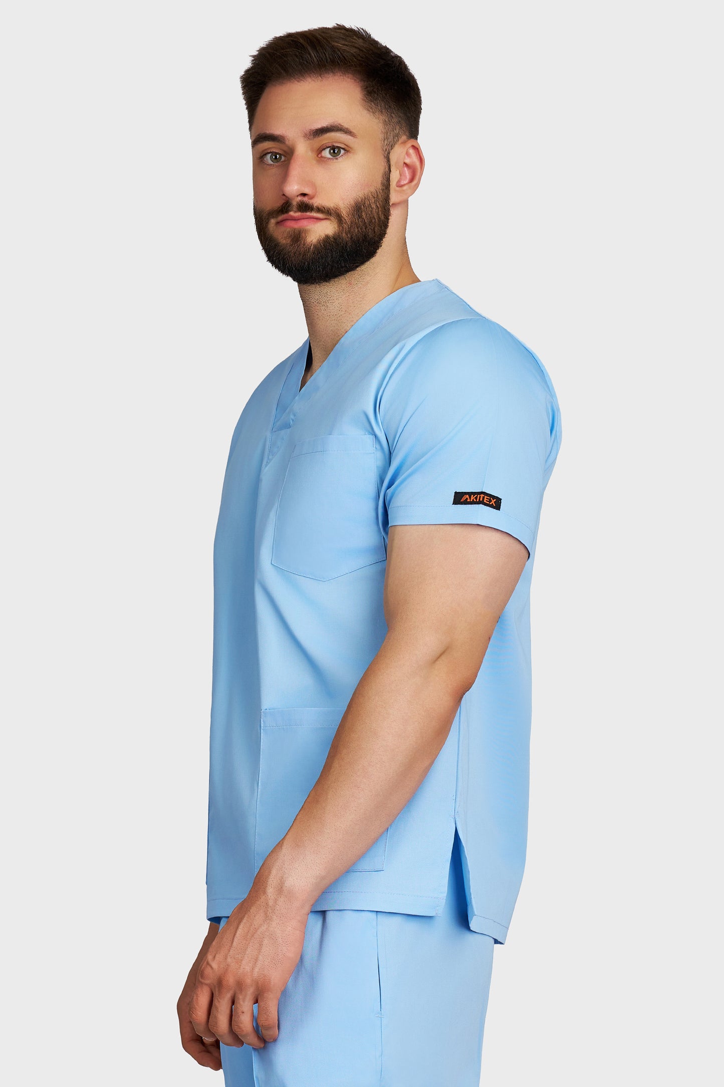 Bluza medicala barbati cu guler in V bleu deschis - vedere laterala - AKITEX
