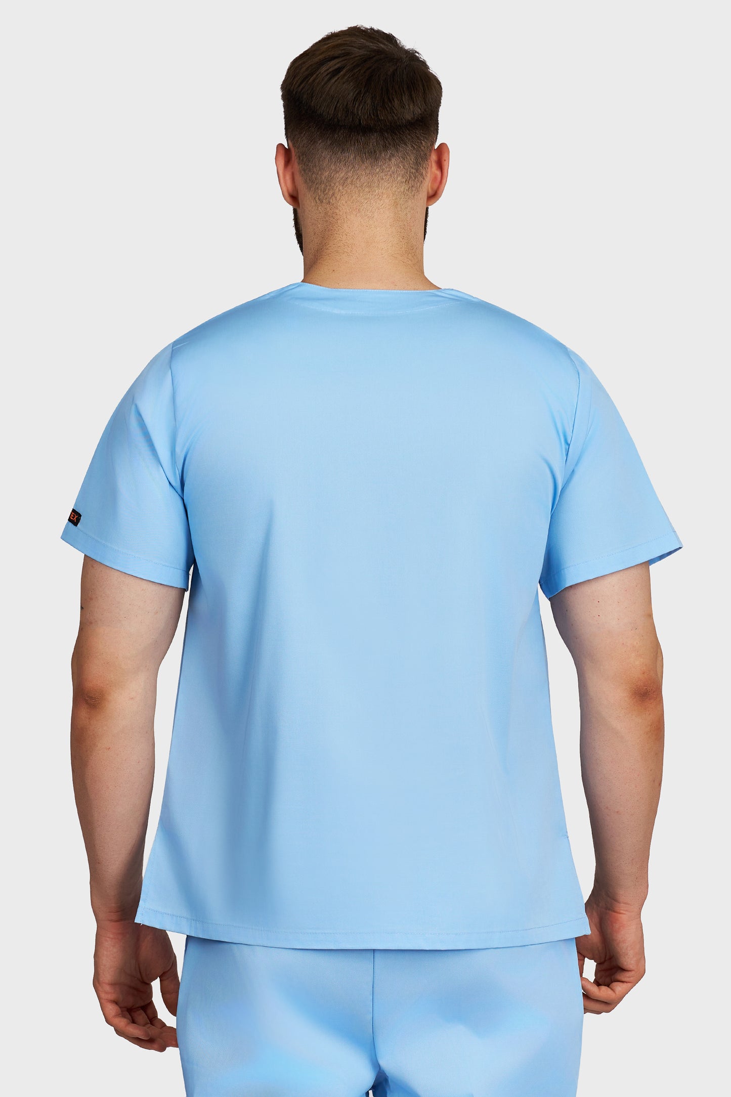 Bluza medicala barbati cu guler in V bleu deschis - vedere din spate - AKITEX