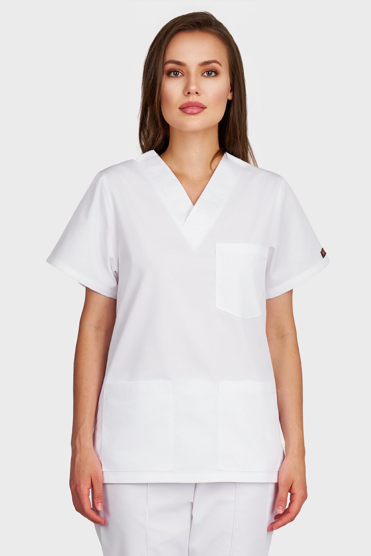 Bluza medicala femei cu guler in V alb - vedere din fata - AKITEX