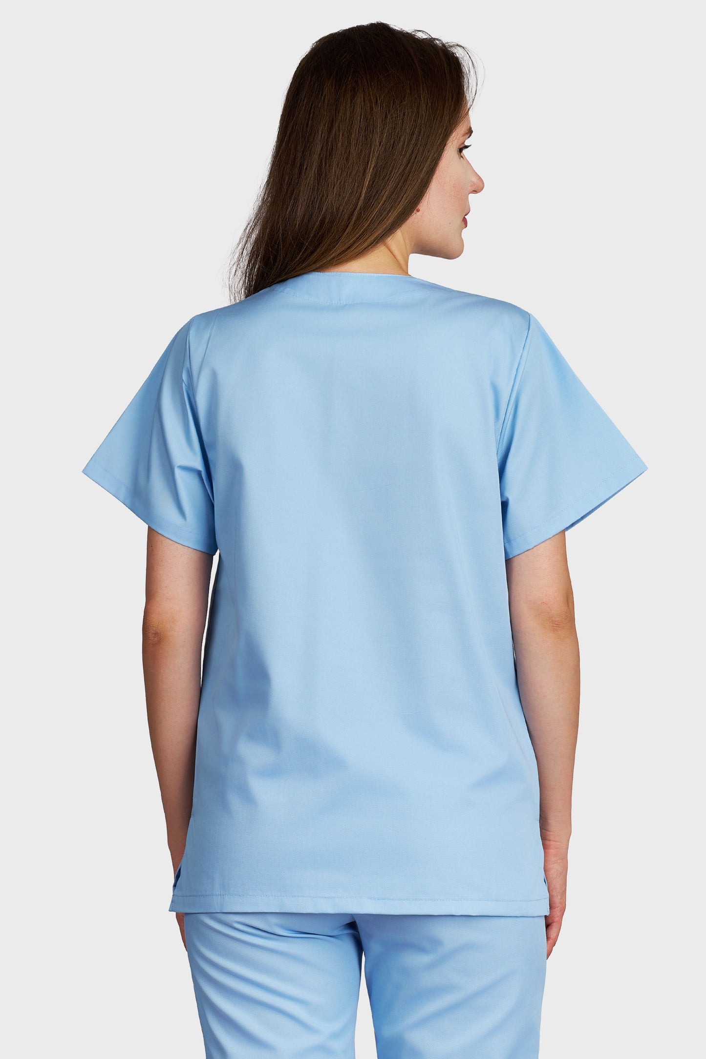 Bluza medicala femei cu guler in V bleu deschis - vedere din spate - AKITEX