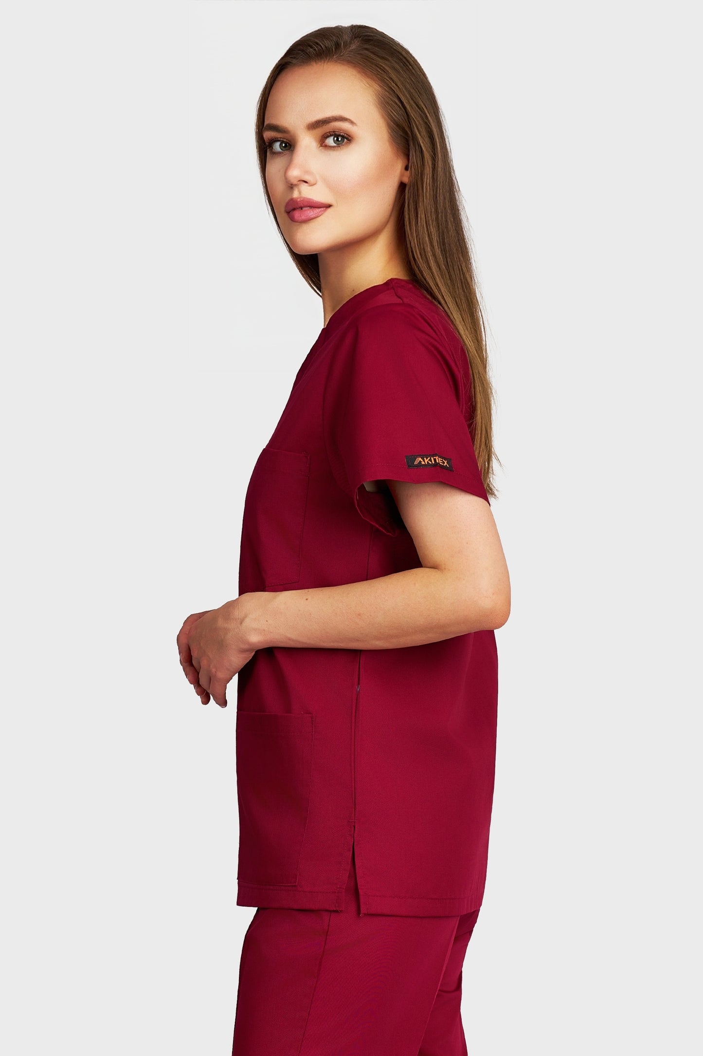 Bluza medicala femei cu guler in V bordo - vedere laterala - AKITEX
