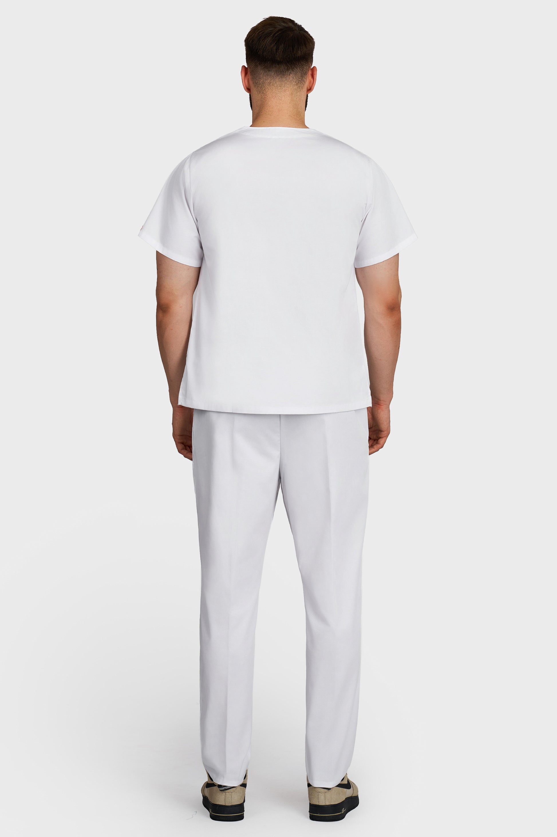 Costum medical barbati alb - bluza medicala cu guler in V si pantaloni Alisa, vedere din spate - AKITEX
