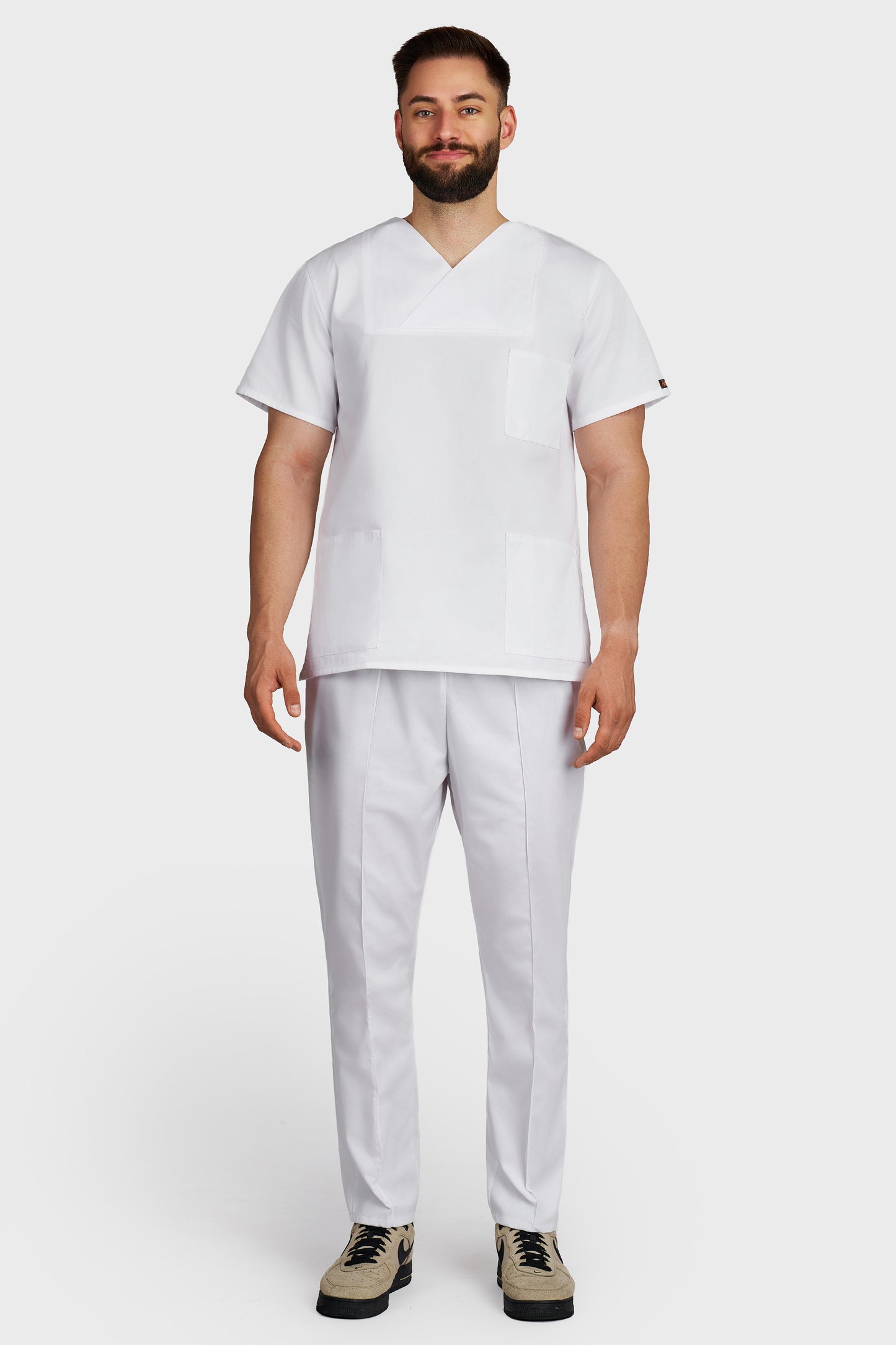 Costum medical barbati alb - bluza medicala Victoria si pantaloni Alisa, vedere din fata - AKITEX
