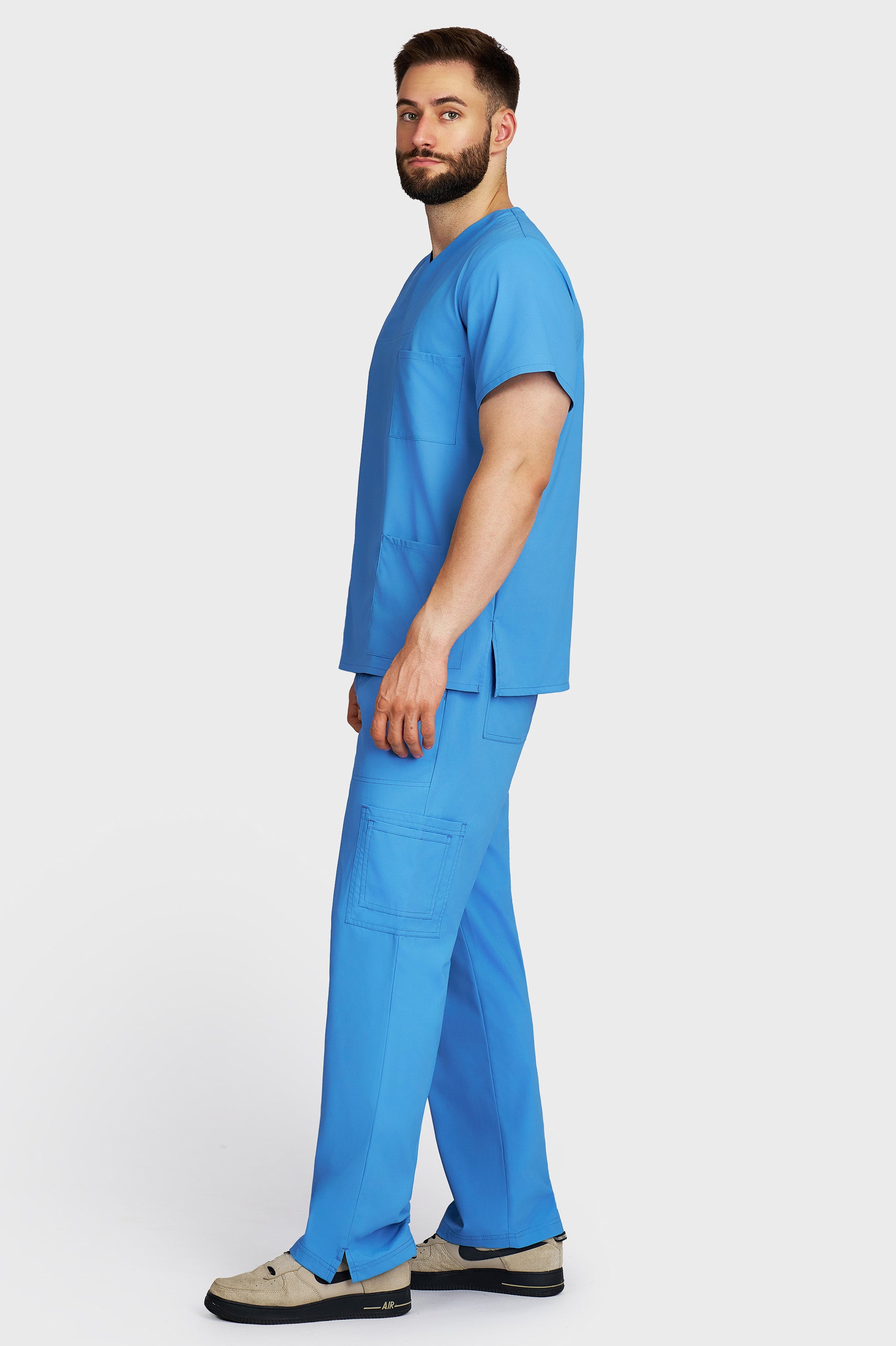 Costum medical barbati albastru azur - bluza medicala Victoria si pantaloni cargo, material microstretch antimicrobian, vedere laterala - AKITEX