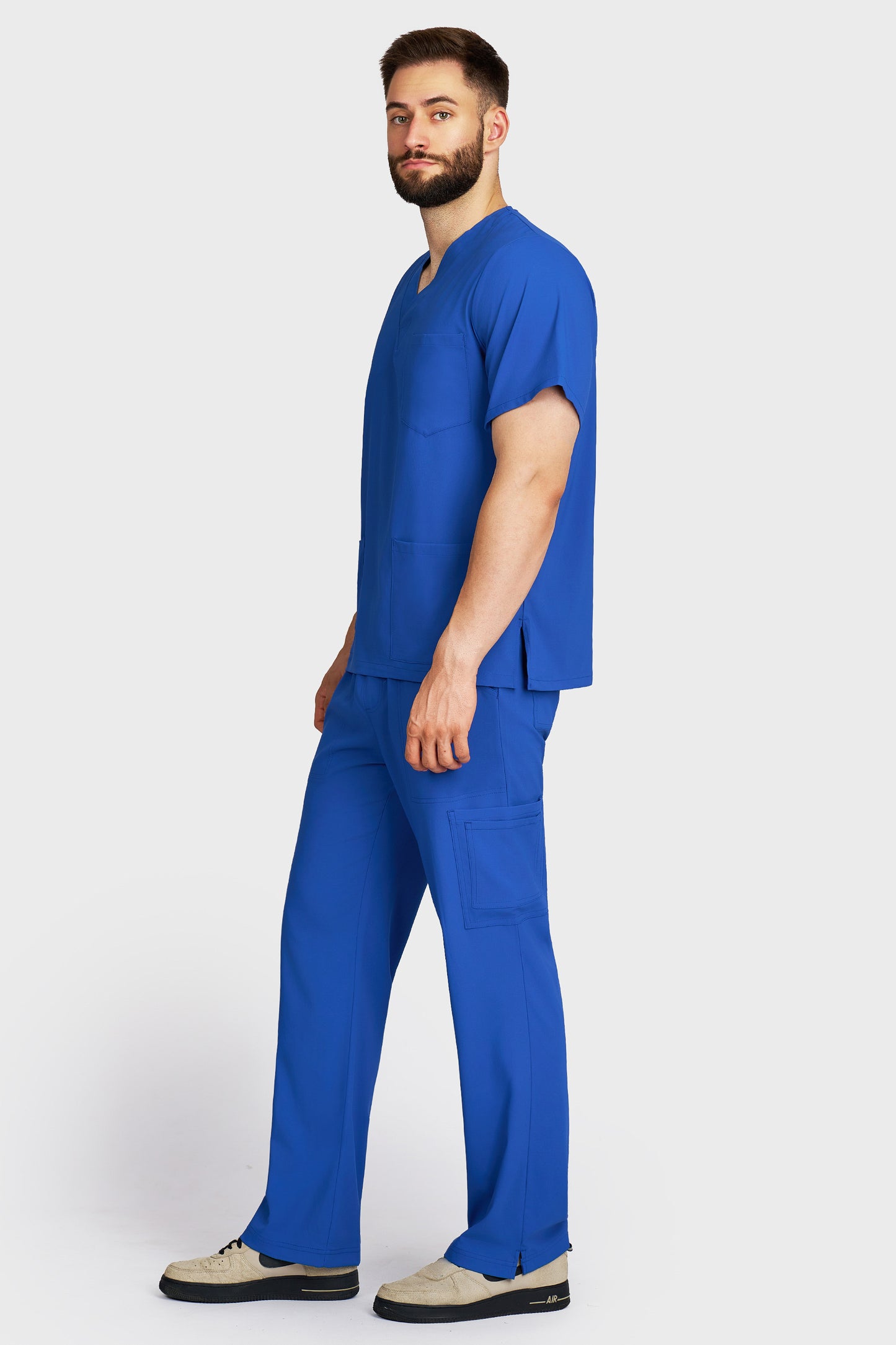 Costum medical barbati albastru royal - bluza medicala cu guler in V si pantaloni cargo, material microstretch antimicrobian, vedere laterala - AKITEX