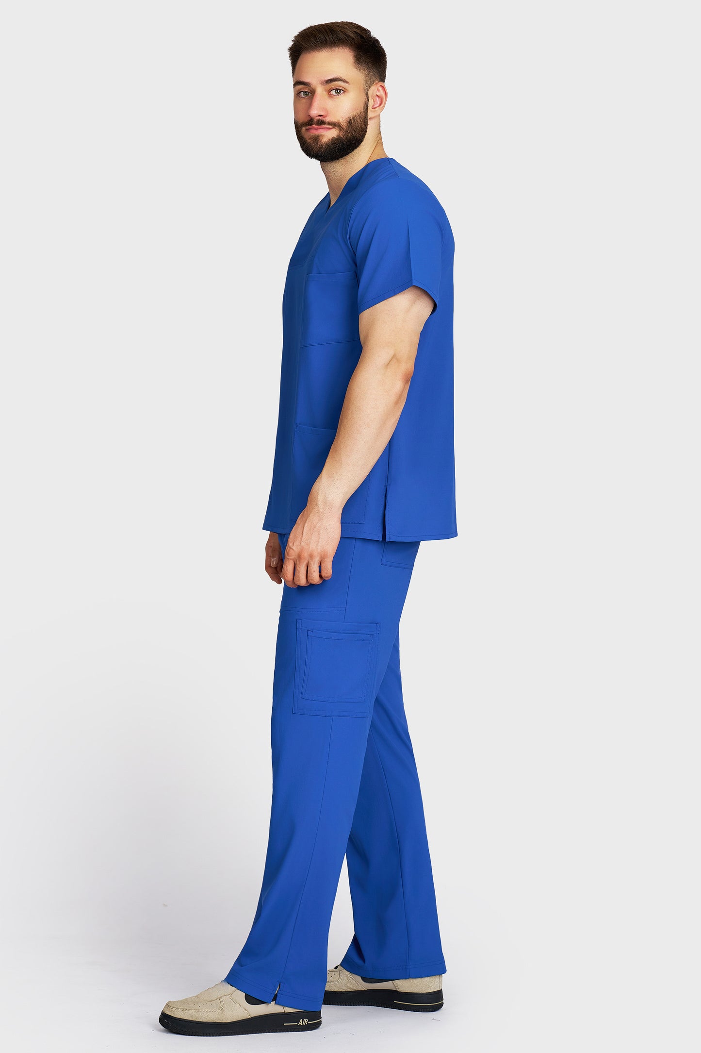 Costum medical barbati albastru royal - bluza medicala Victoria si pantaloni cargo, material microstretch antimicrobian, vedere laterala - AKITEX