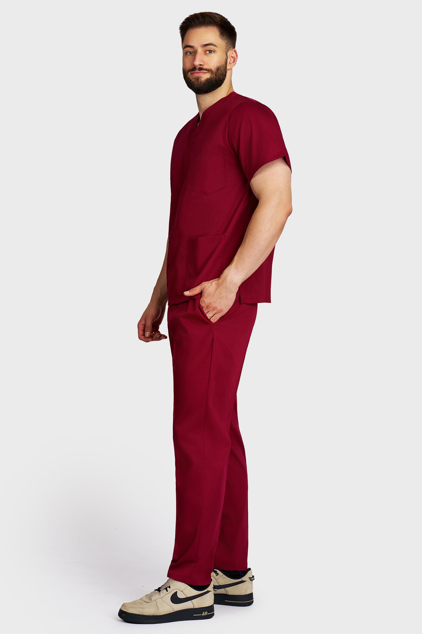 Costum medical barbati bordo - bluza medicala cu guler in V si pantaloni Alisa, vedere laterala - AKITEX