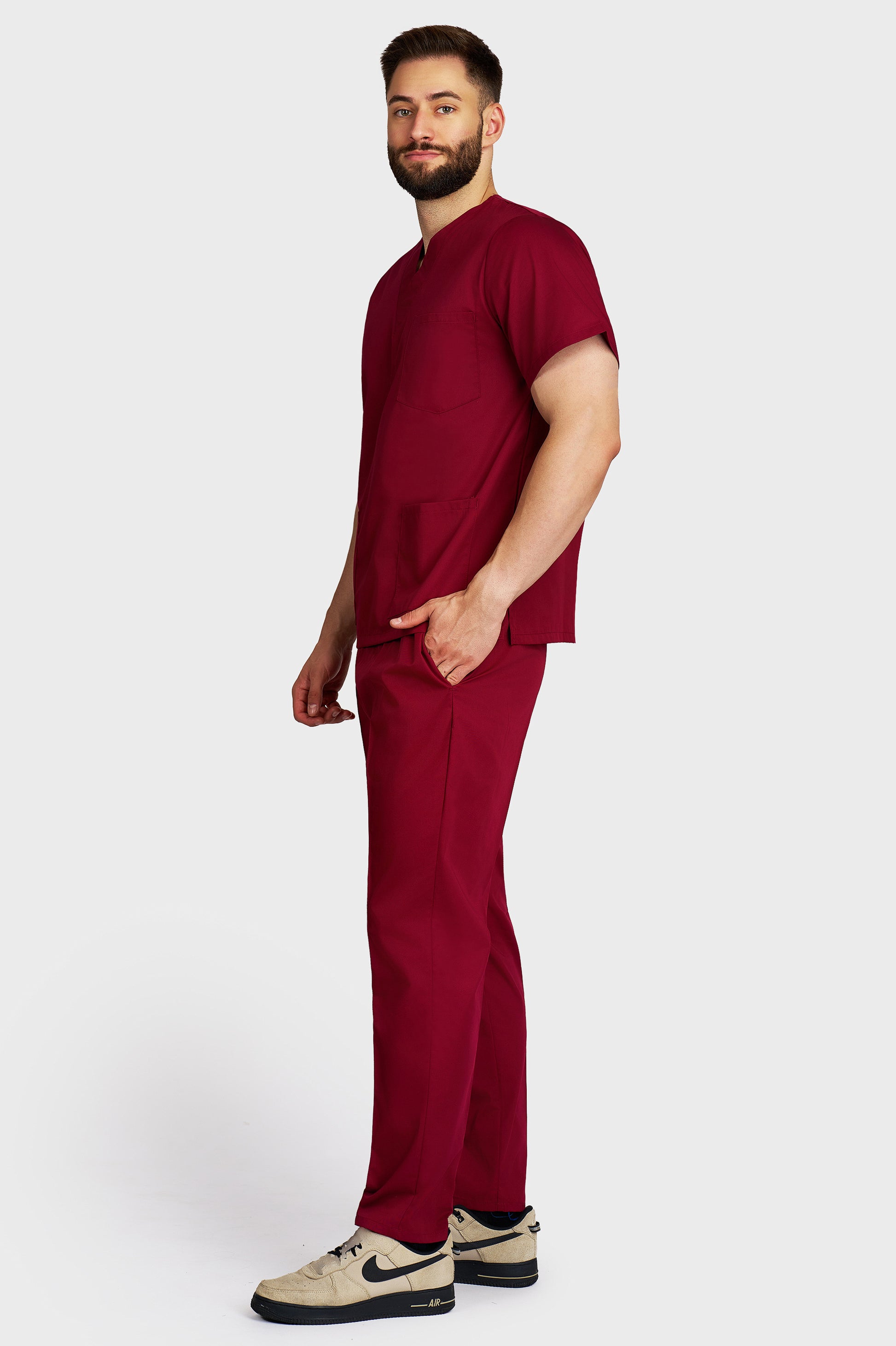 Costum medical barbati bordo - bluza medicala cu guler in V si pantaloni Alisa, vedere laterala - AKITEX
