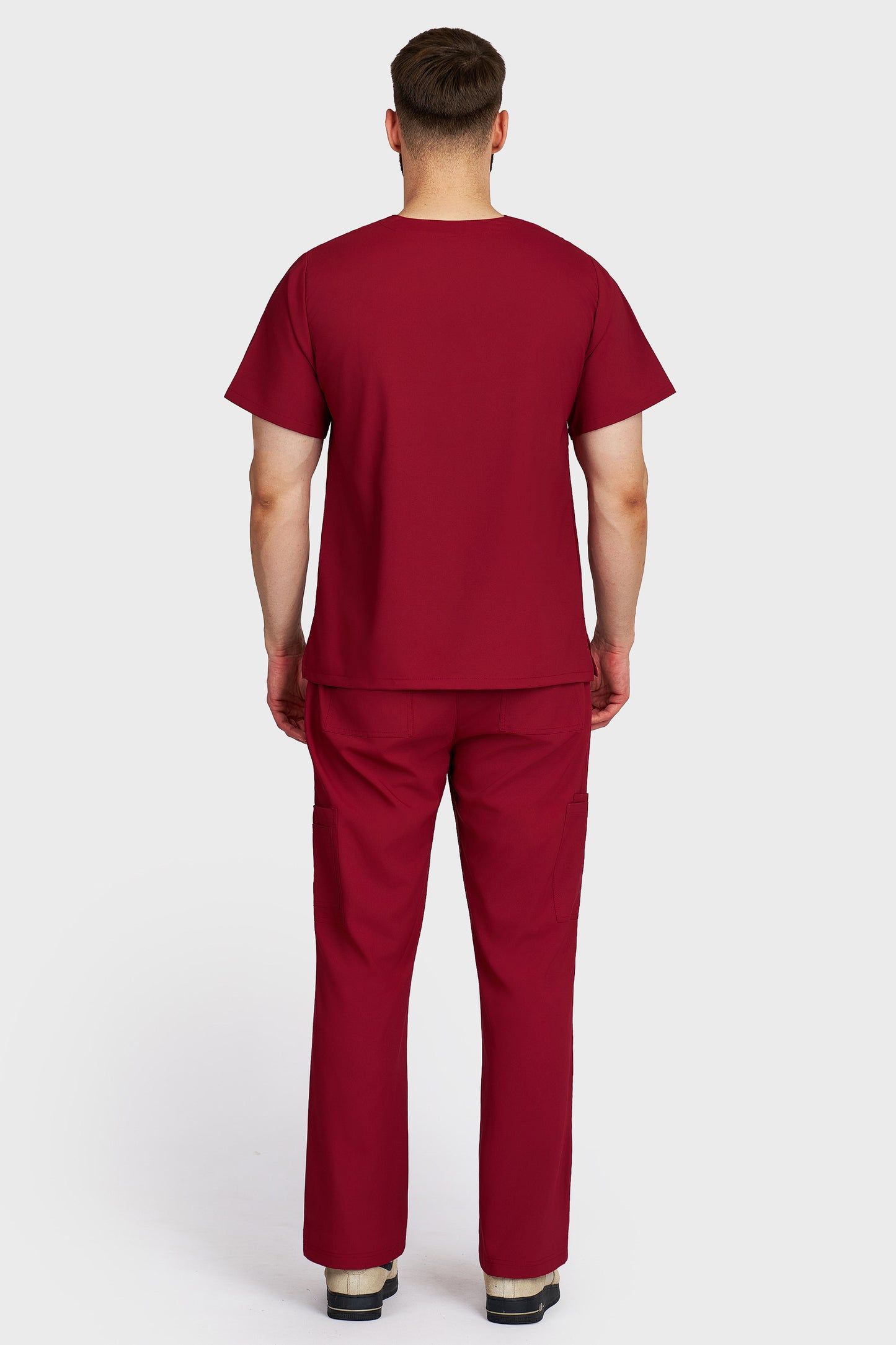 Costum medical barbati bordo - bluza medicala cu guler in V si pantaloni cargo, material microstretch antimicrobian, vedere din spate - AKITEX