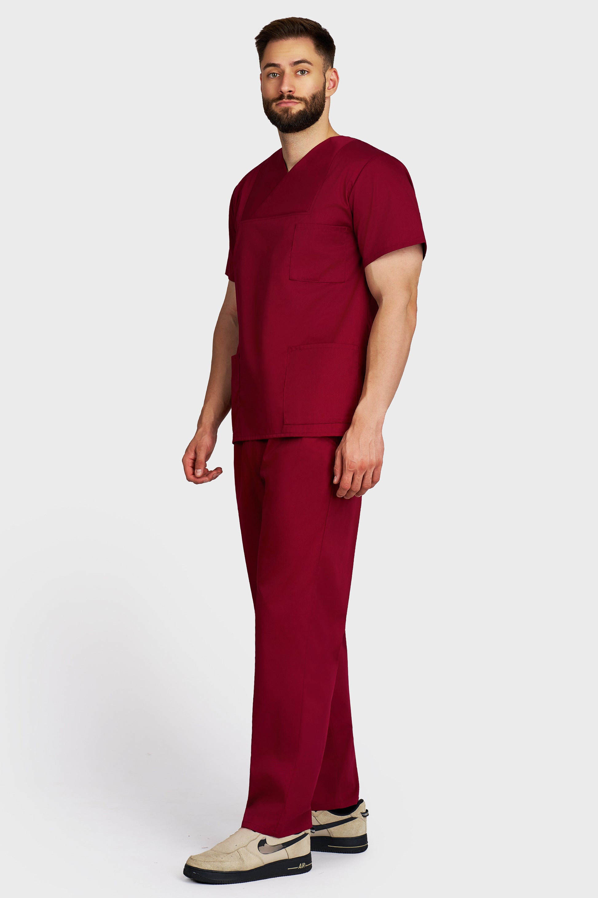 Costum medical barbati bordo - bluza medicala Victoria si pantaloni cu elastic si snur, vedere laterala - AKITEX