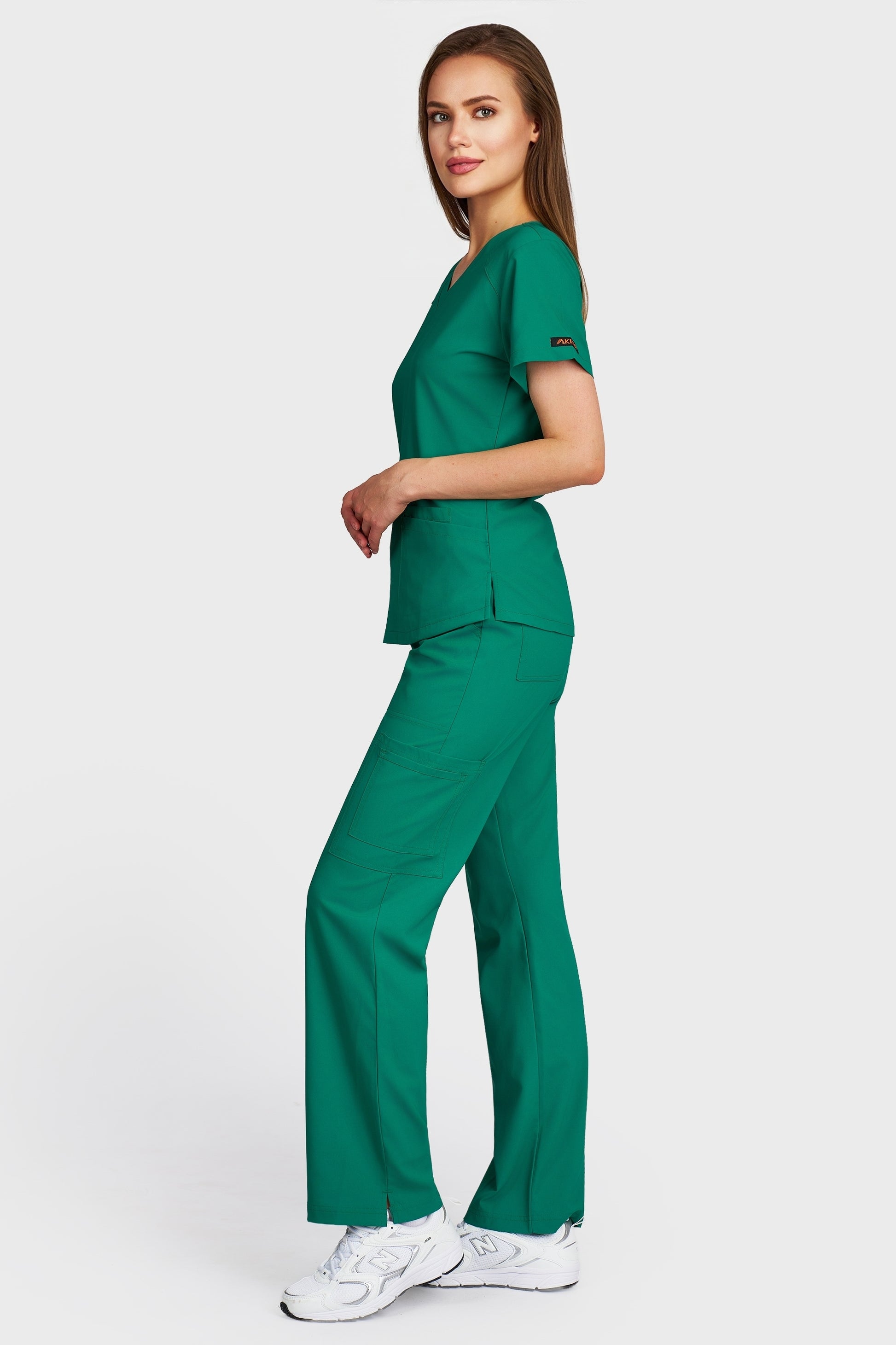 Costum medical femei verde - bluza medicala Carmen si pantaloni cargo, vedere laterala - AKITEX