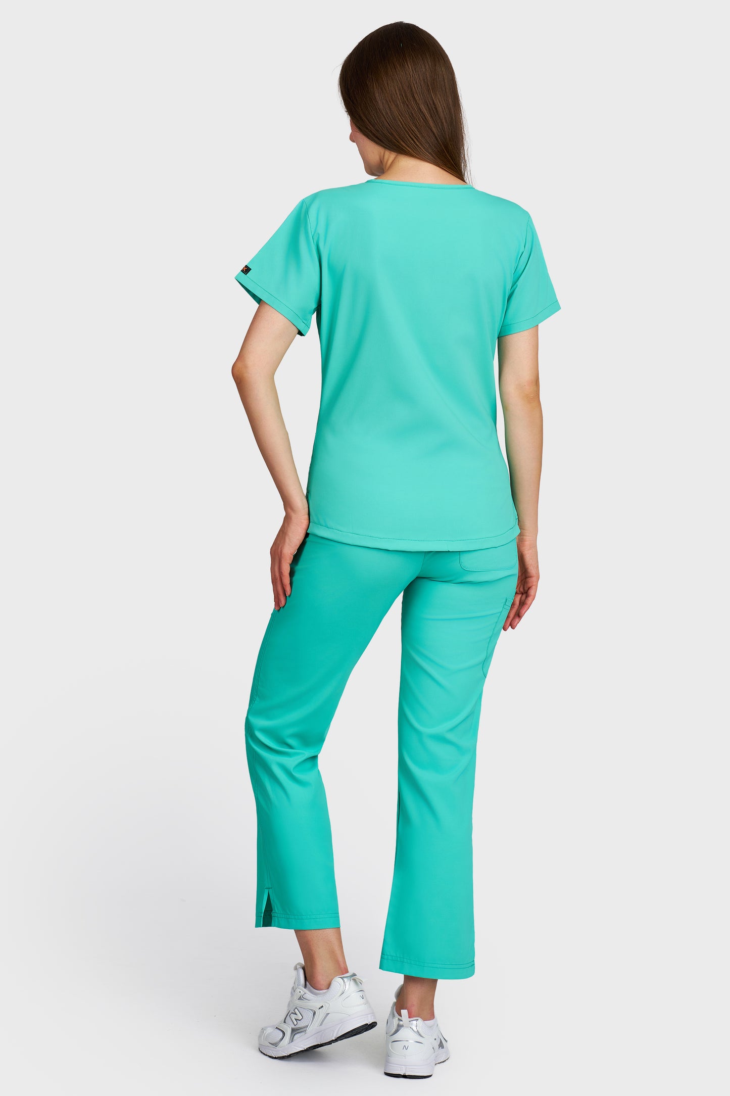 Costum medical femei menta - bluza medicala Carmen si pantaloni Violeta, vedere din spate - AKITEX