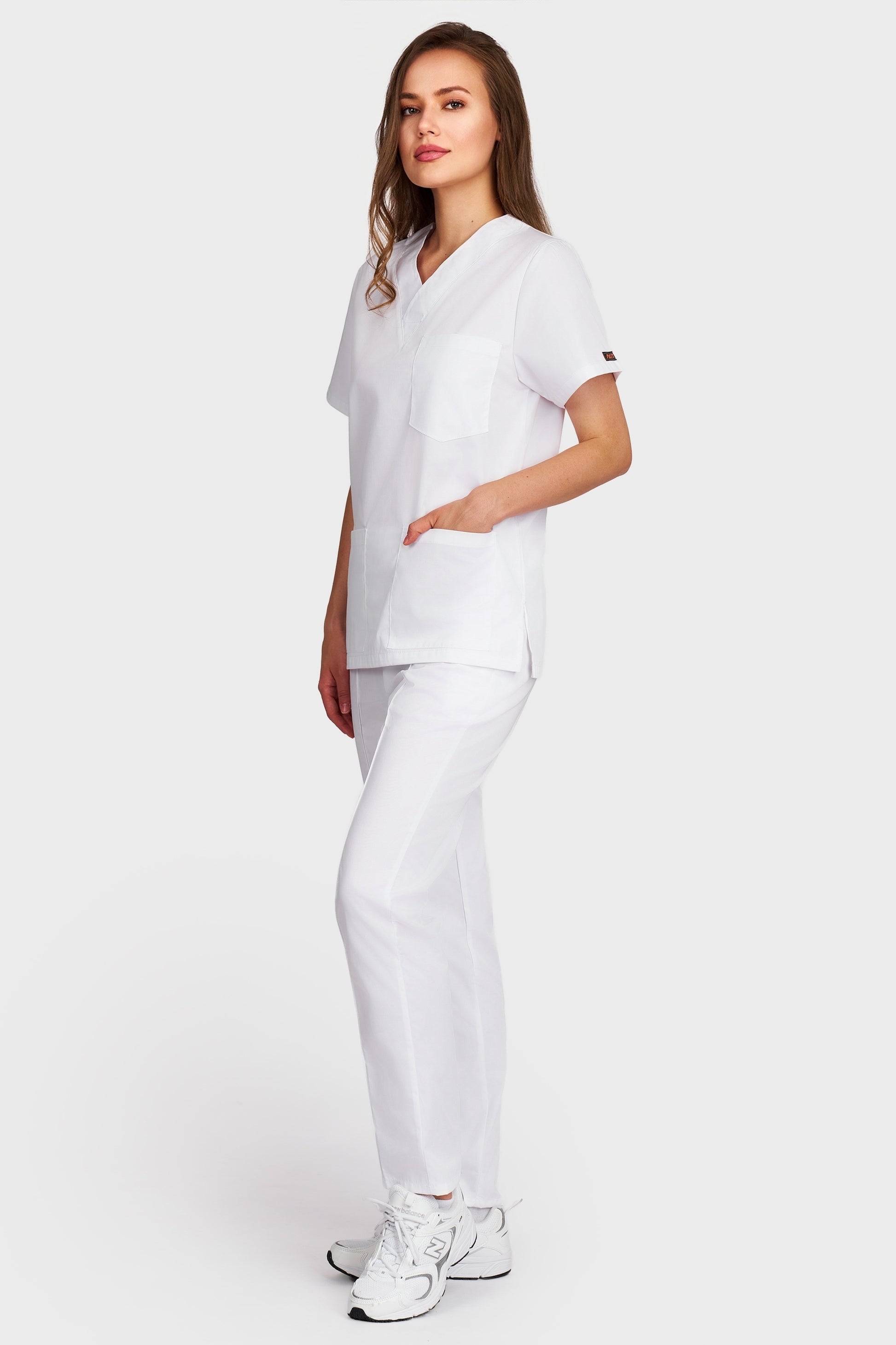 Costum medical femei alb - bluza medicala cu guler in V si pantaloni Alisa, vedere laterala - AKITEX