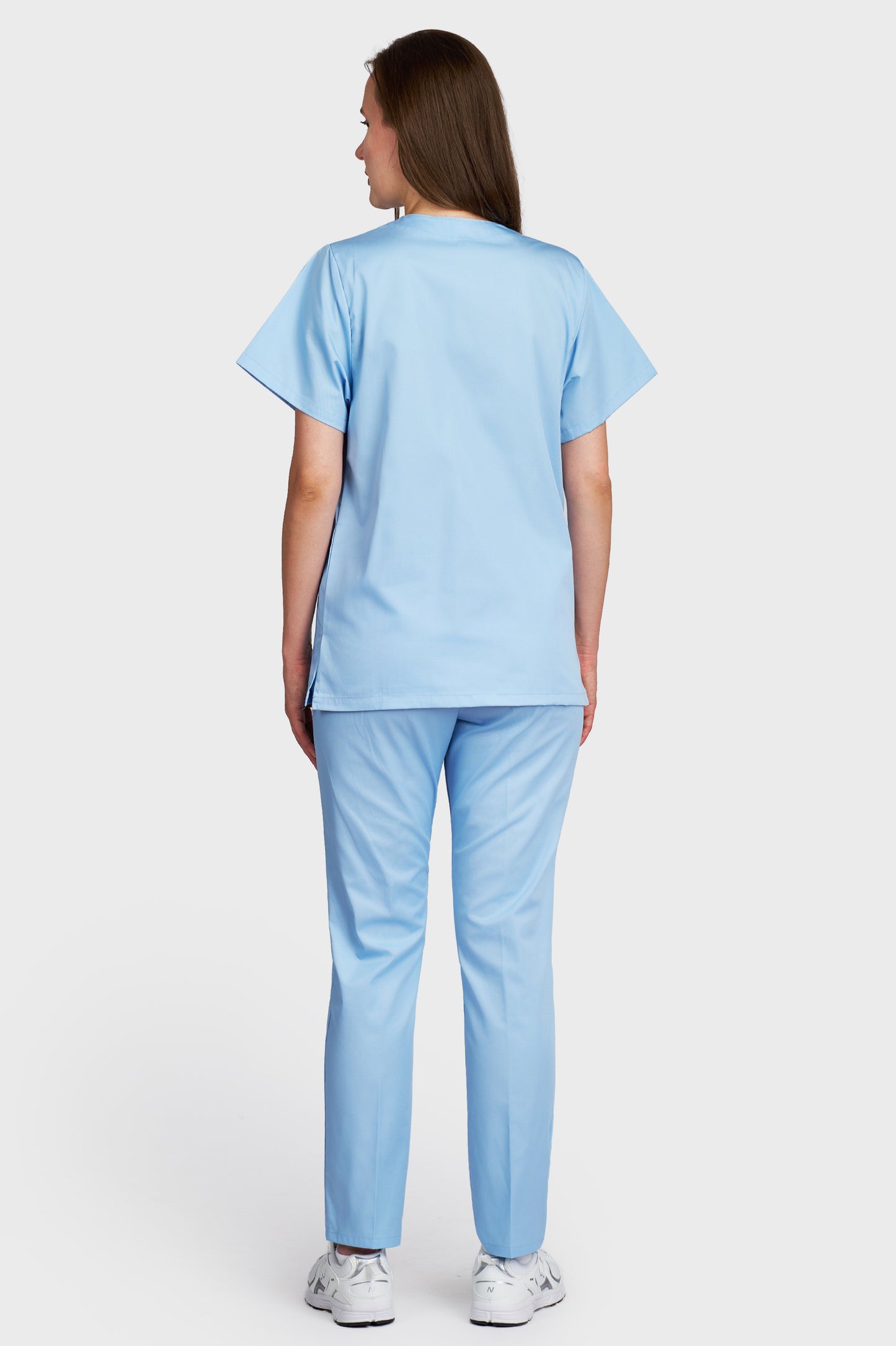 Costum medical femei lightblue - bluza medicala cu guler in V si pantaloni Alisa, vedere din spate - AKITEX