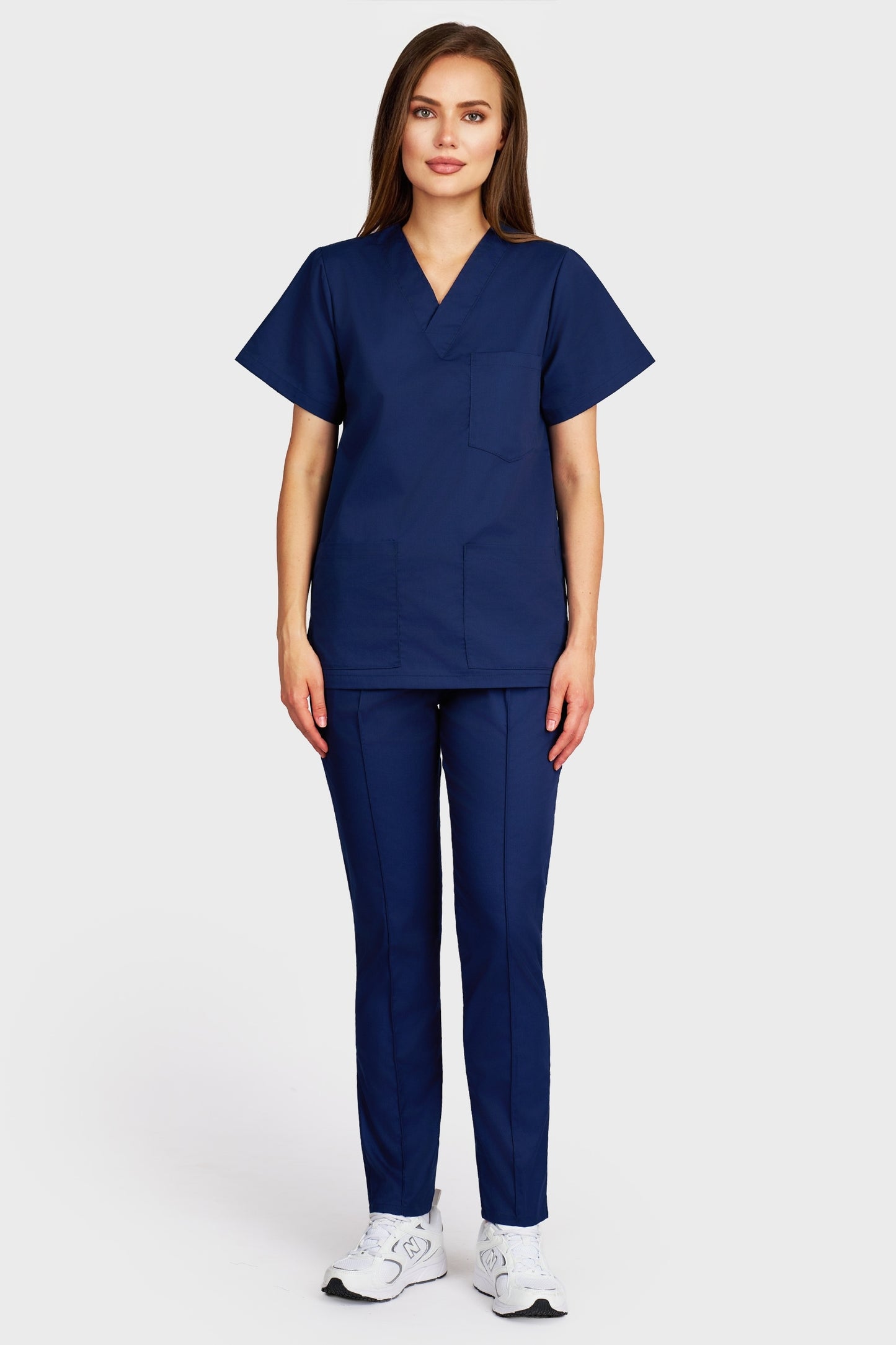 Costum medical femei navy - bluza medicala cu guler in V si pantaloni Alisa, vedere din fata - AKITEX