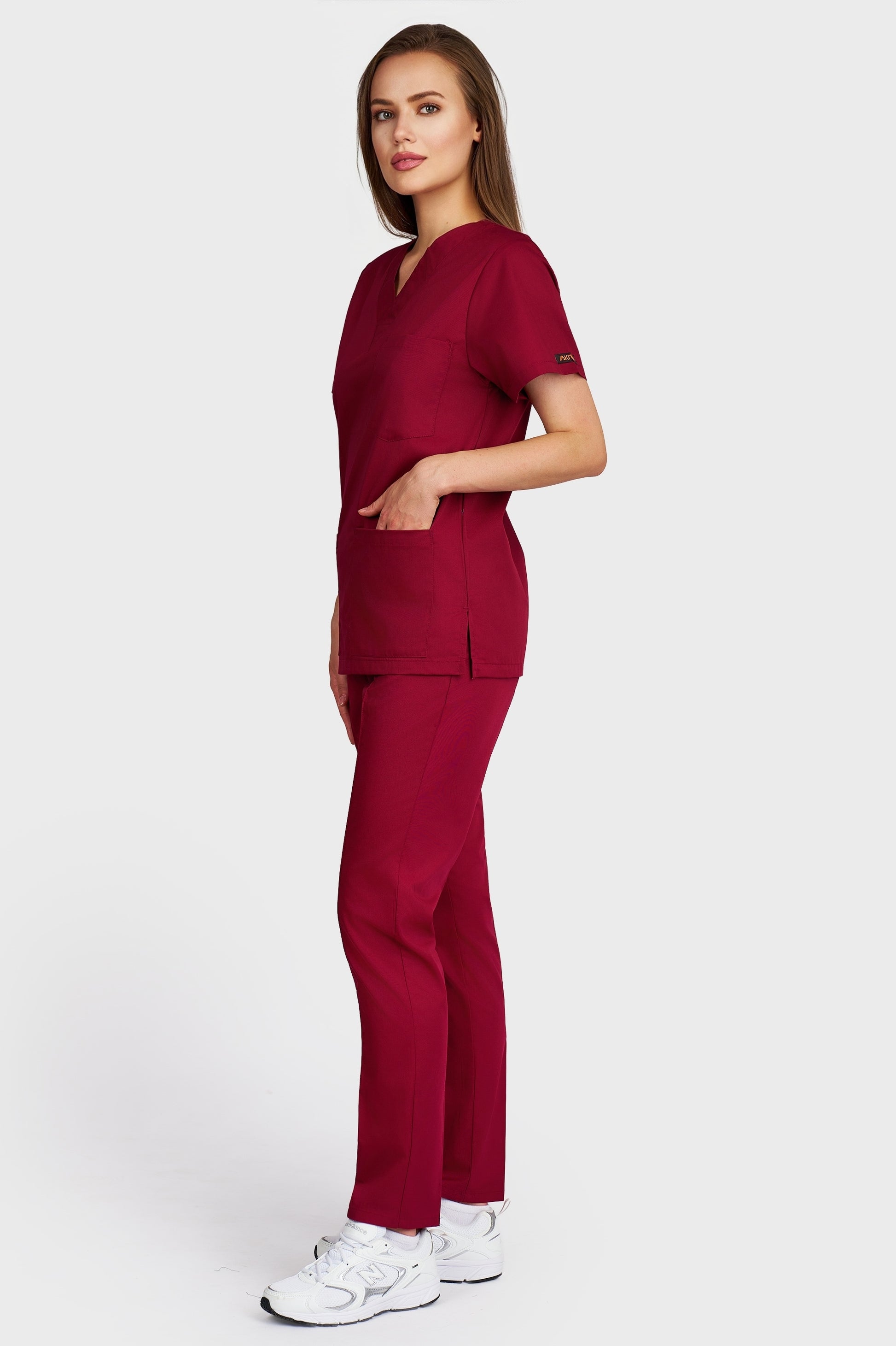 Costum medical femei bordo - bluza medicala cu guler in V si pantaloni Alisa, vedere laterala - AKITEX