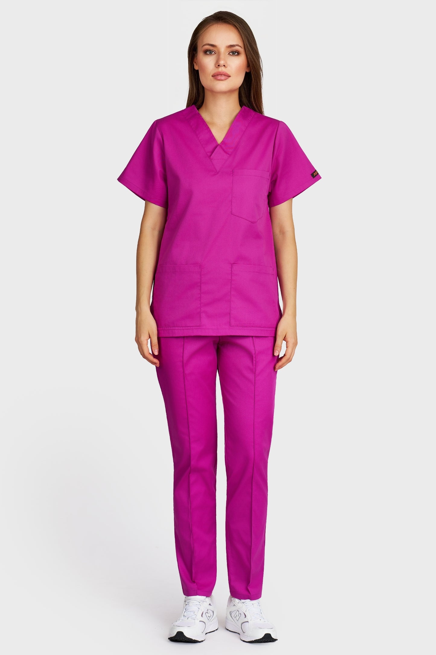 Costum medical femei fucsia - bluza medicala cu guler in V si pantaloni Alisa, vedere din fata - AKITEX