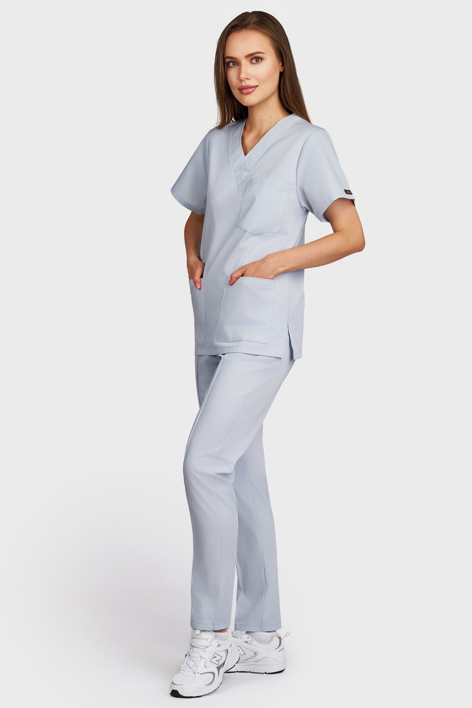 Costum medical femei gri - bluza medicala cu guler in V si pantaloni Alisa, vedere laterala - AKITEX