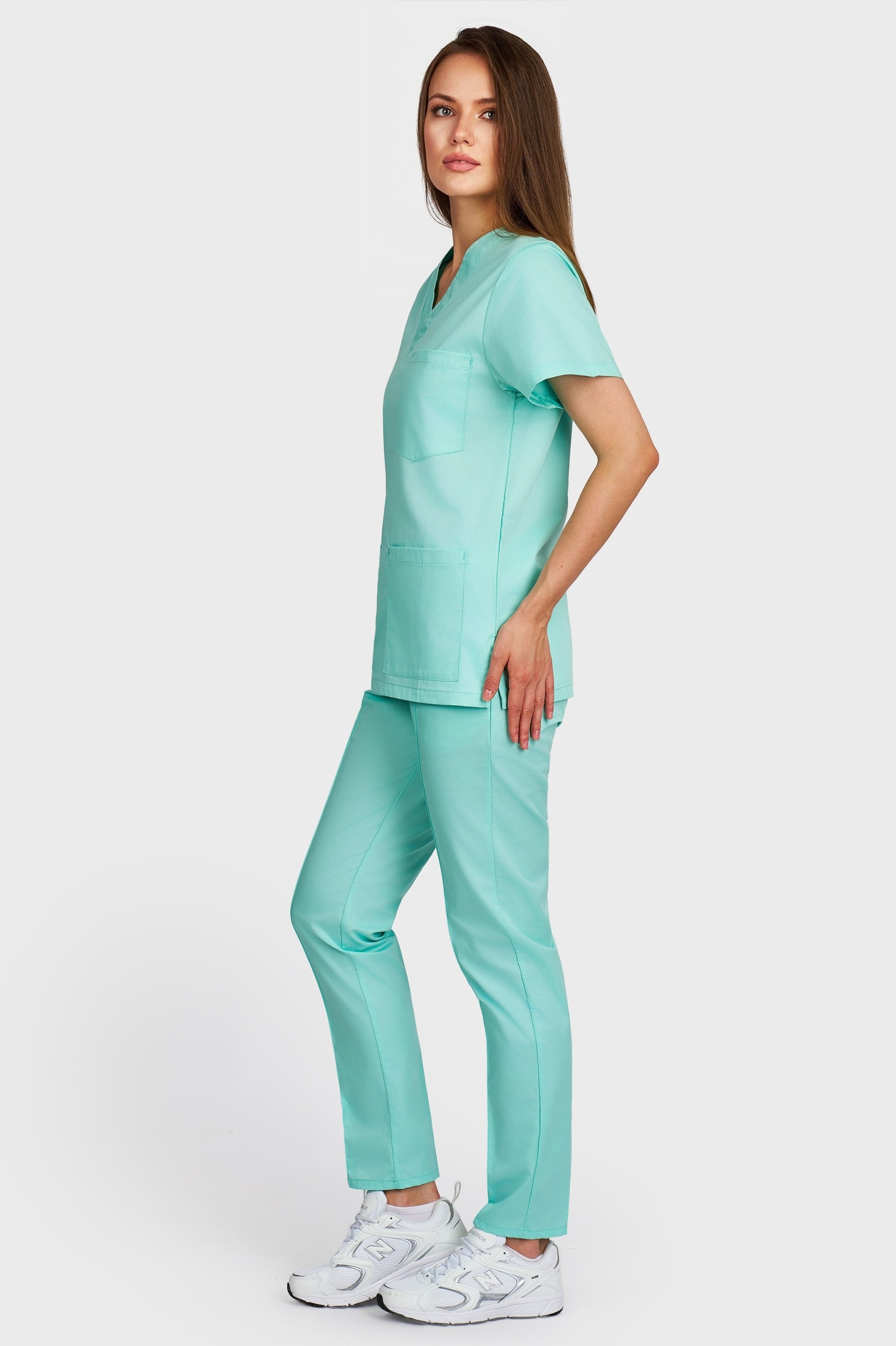 Costum medical femei menta - bluza medicala cu guler in V si pantaloni Alisa, vedere laterala - AKITEX
