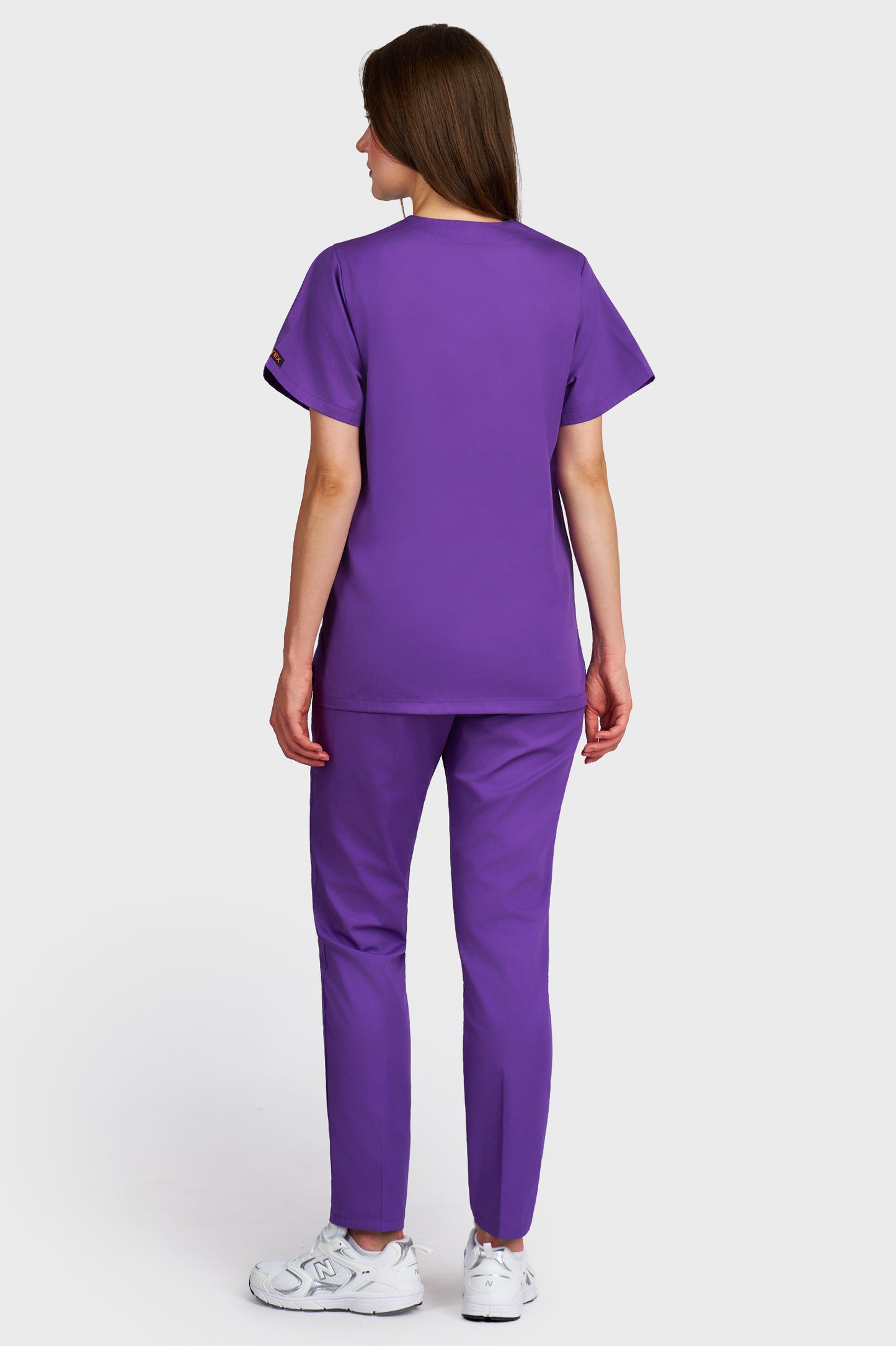Costum medical femei mov - bluza medicala cu guler in V si pantaloni Alisa, vedere din spate - AKITEX
