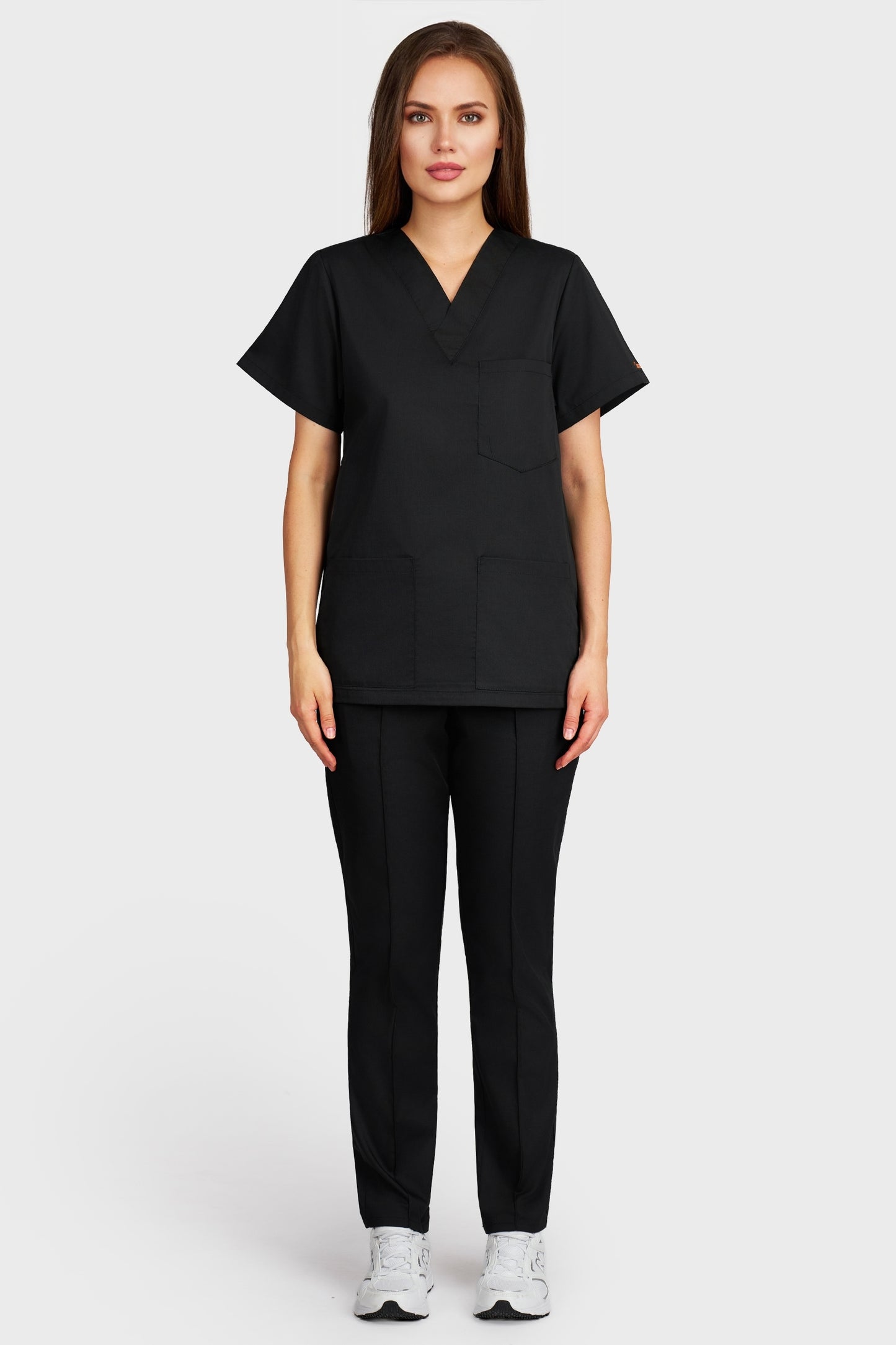 Costum medical femei negru - bluza medicala cu guler in V si pantaloni Alisa, vedere din fata - AKITEX