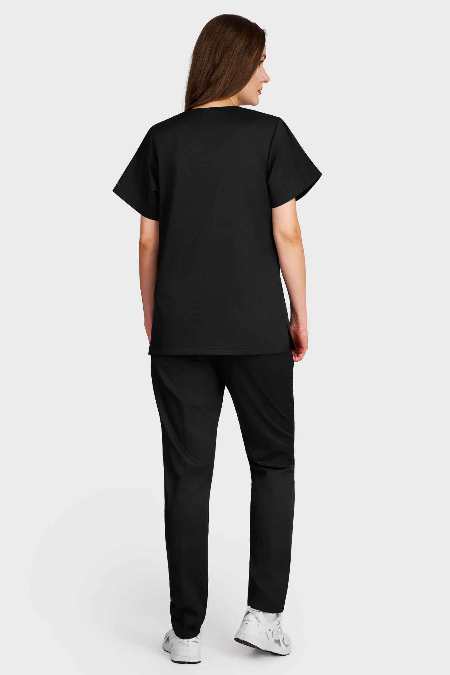 Costum medical femei negru - bluza medicala cu guler in V si pantaloni Alisa, vedere din spate - AKITEX