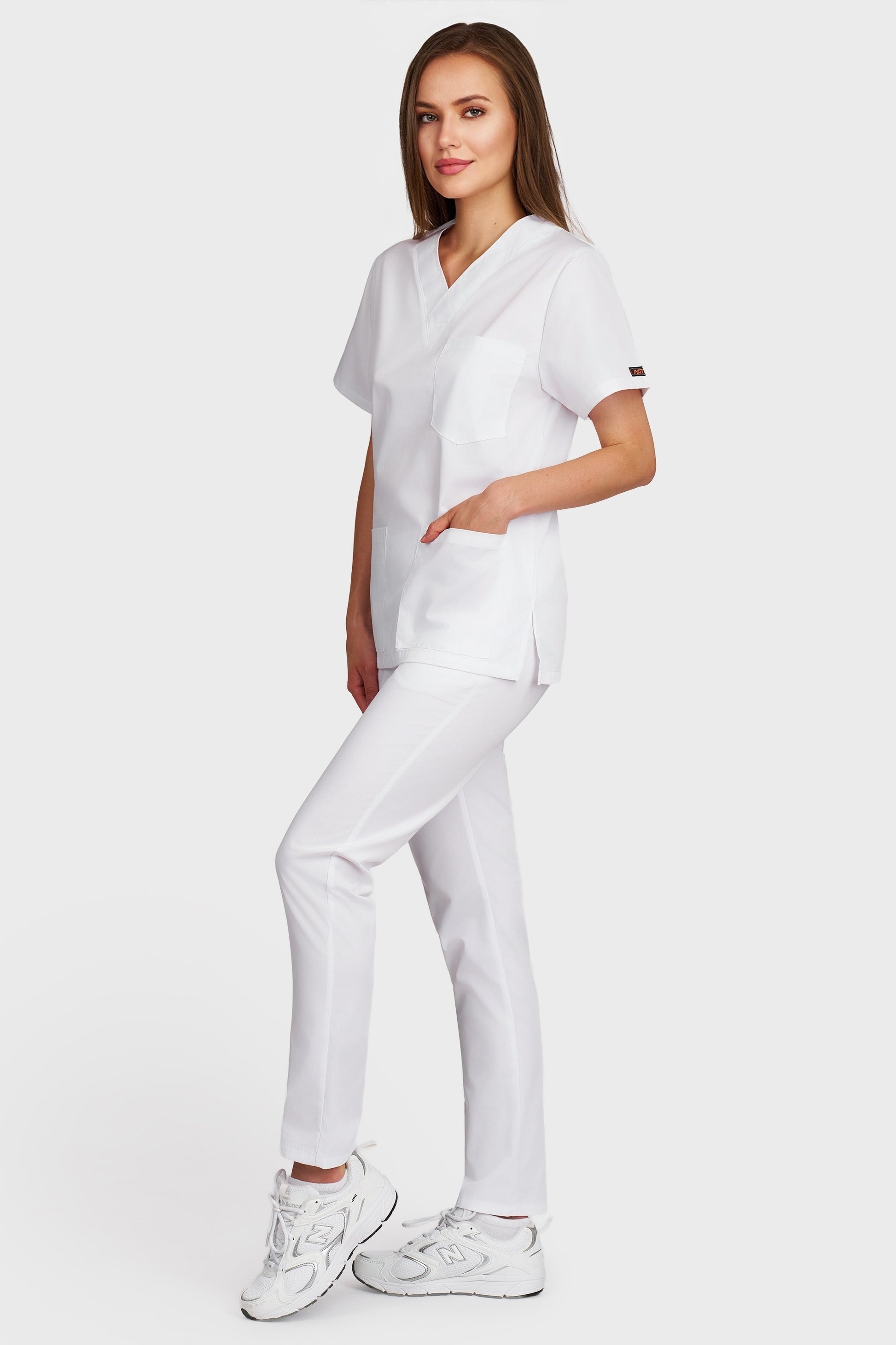 Costum medical femei alb - bluza medicala cu guler in V si pantaloni cu elastic, vedere laterala - AKITEX