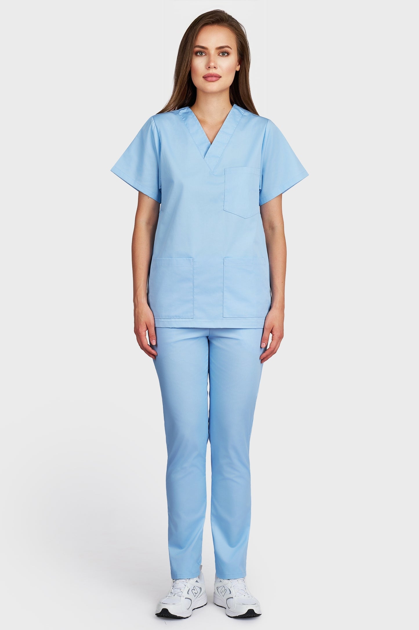 Costum medical femei lightblue - bluza medicala cu guler in V si pantaloni cu elastic, vedere din fata - AKITEX
