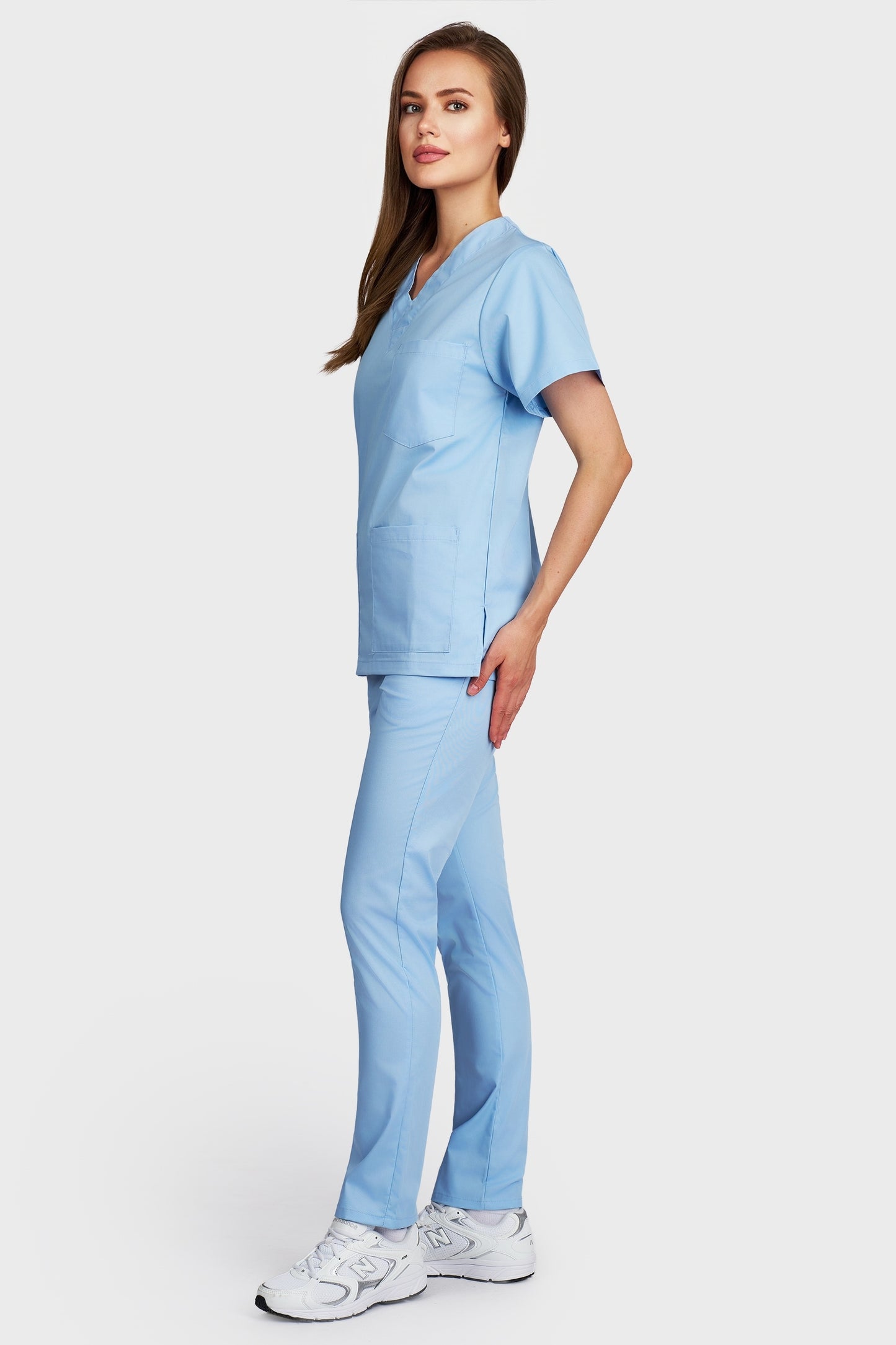 Costum medical femei lightblue - bluza medicala cu guler in V si pantaloni cu elastic, vedere laterala - AKITEX