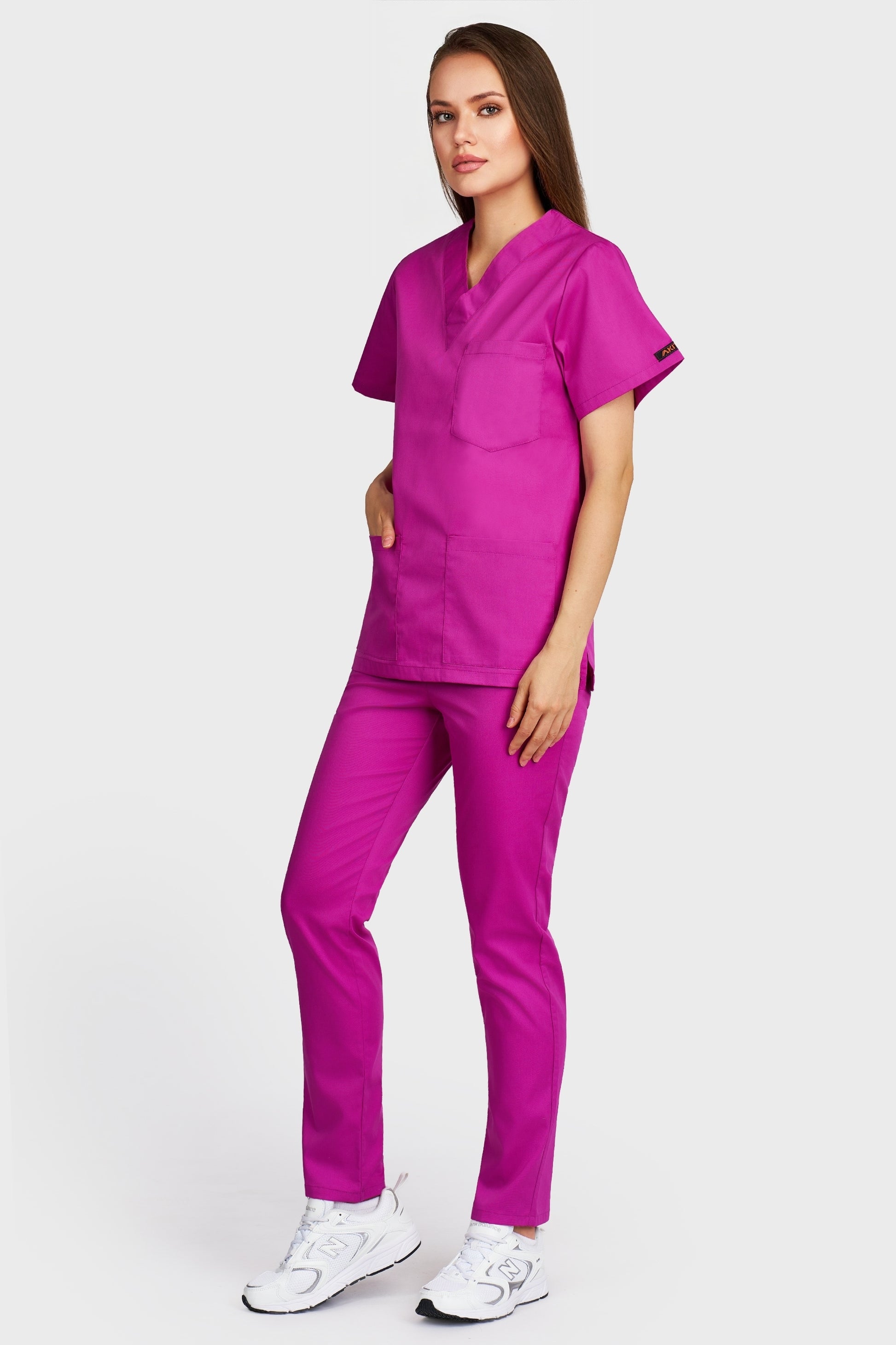 Costum medical femei fucsia - bluza medicala cu guler in V si pantaloni cu elastic, vedere laterala - AKITEX