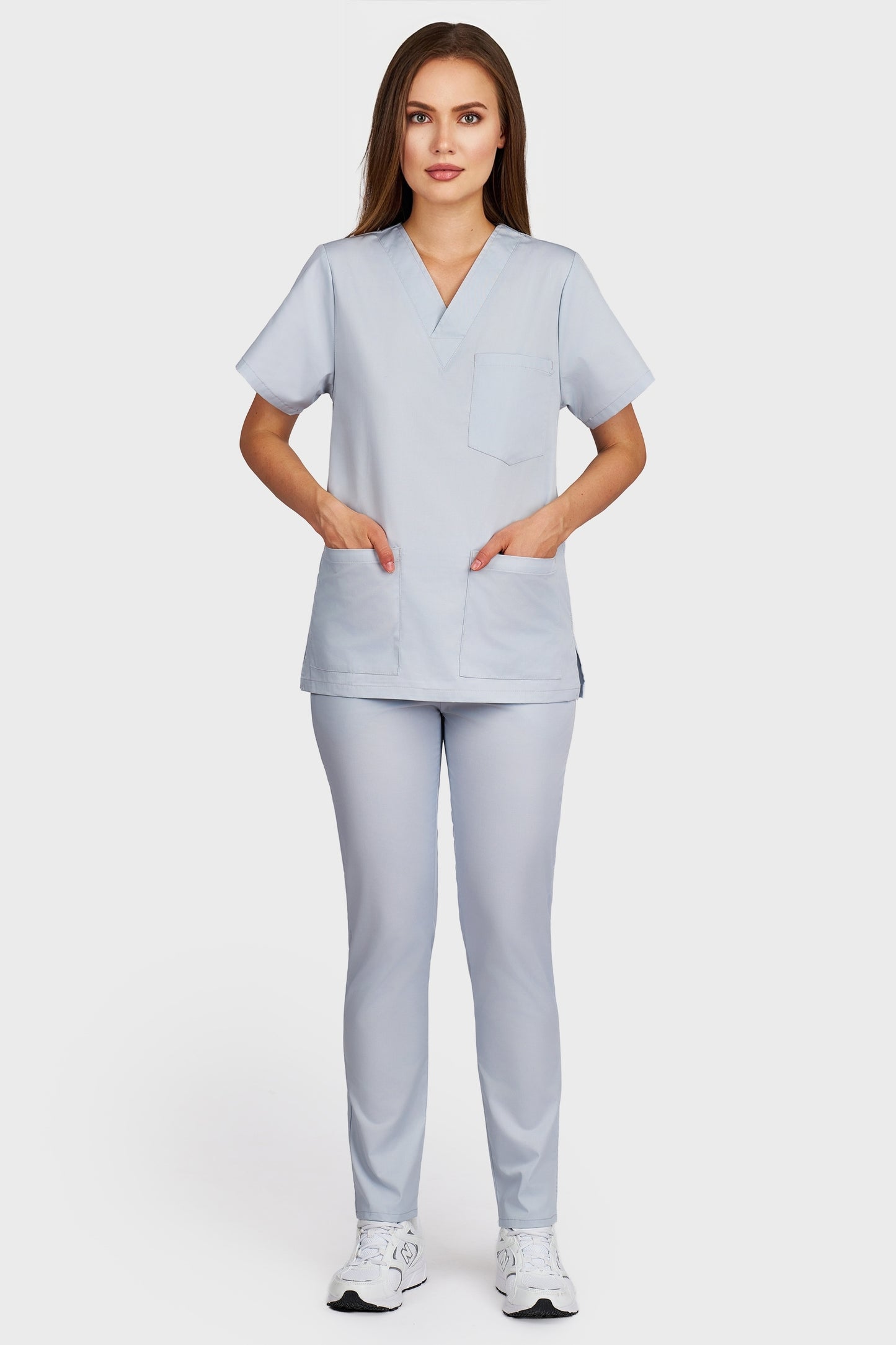 Costum medical femei gri - bluza medicala cu guler in V si pantaloni cu elastic, vedere din fata - AKITEX