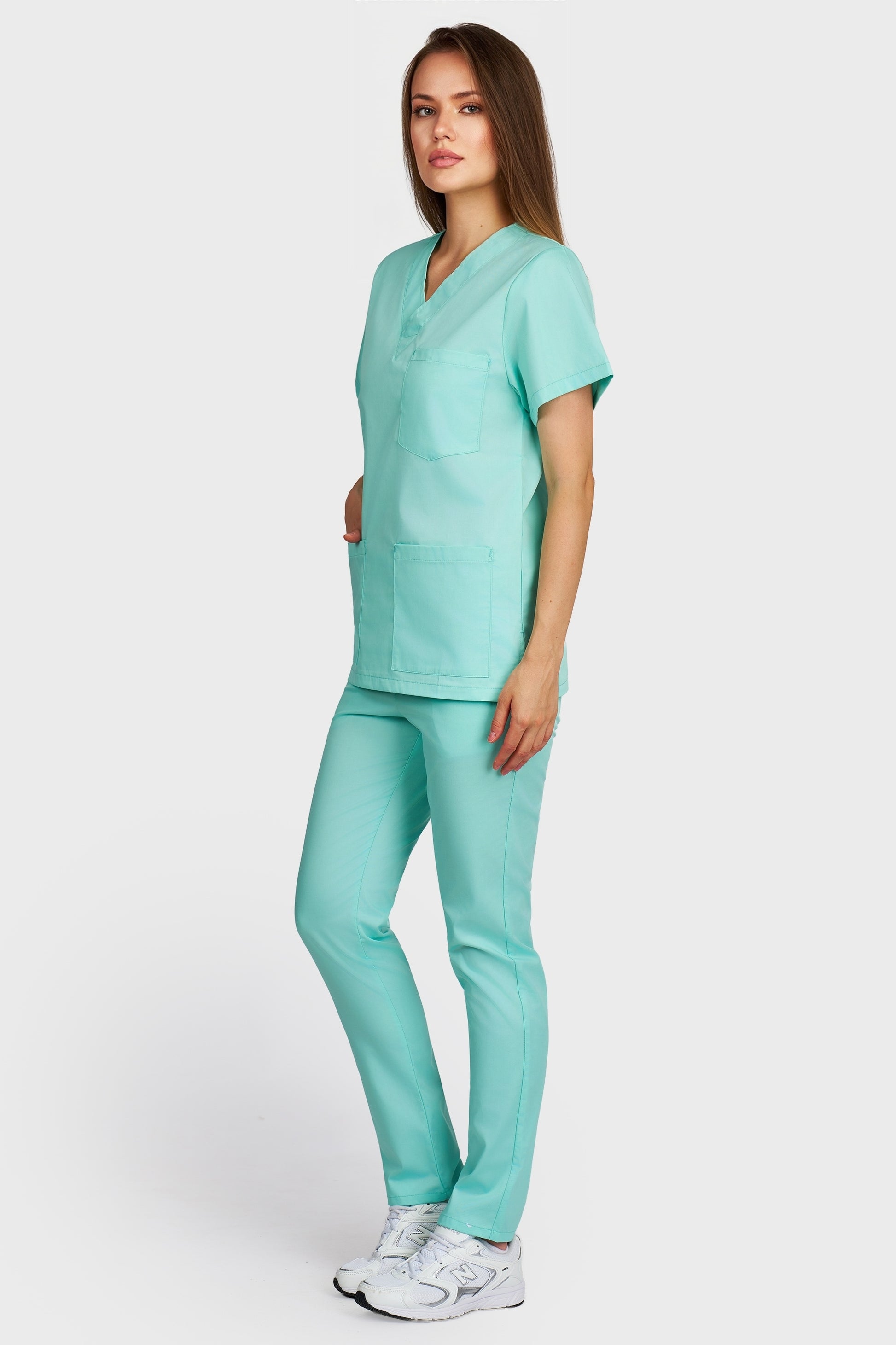 Costum medical femei menta - bluza medicala cu guler in V si pantaloni cu elastic, vedere laterala - AKITEX
