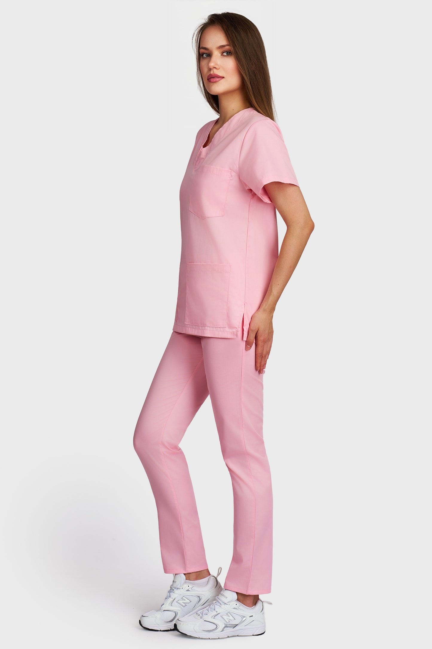 Costum medical femei roz - bluza medicala cu guler in V si pantaloni cu elastic, vedere laterala - AKITEX