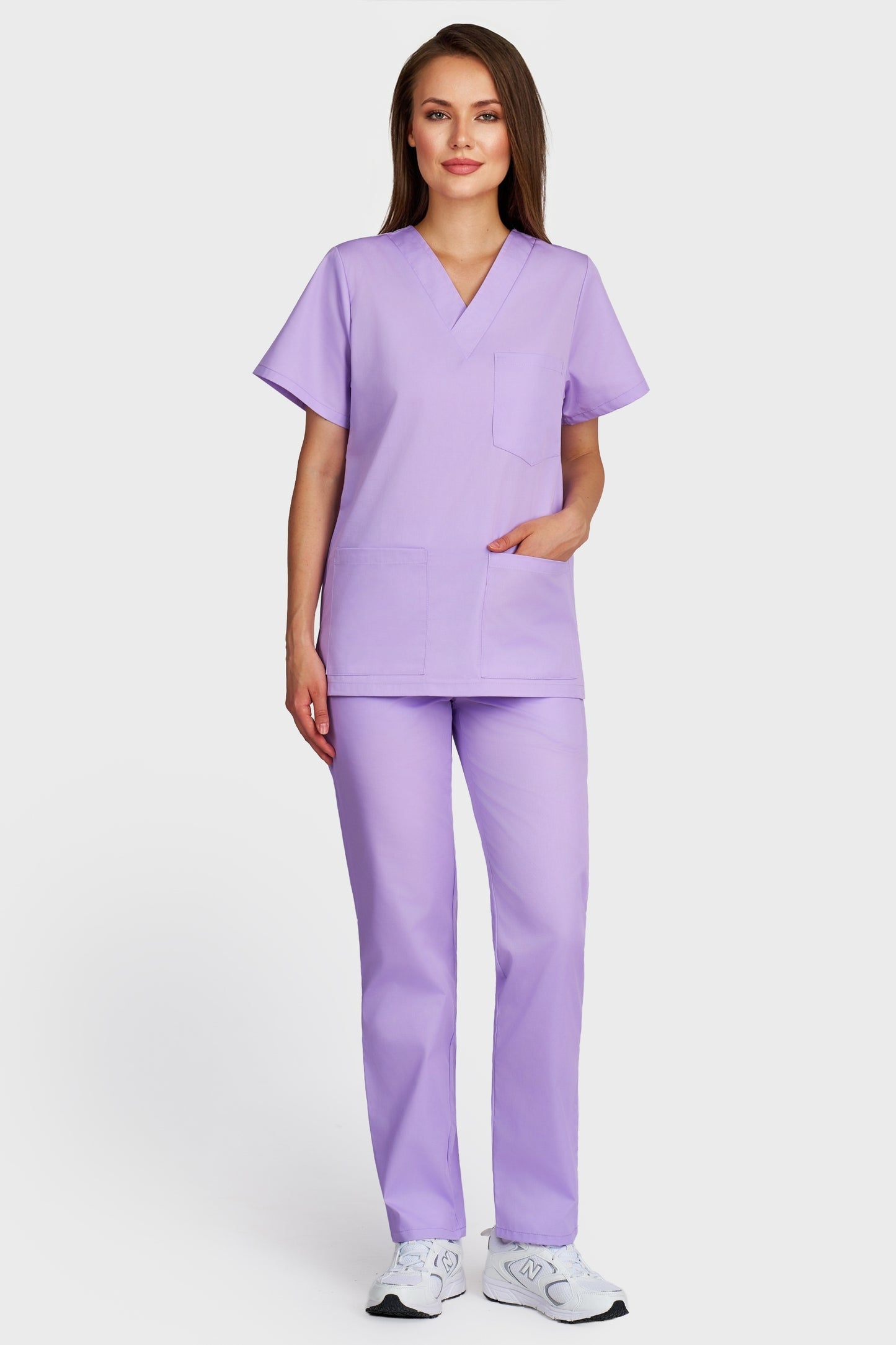 Costum medical femei lila - bluza medicala cu guler in V si pantaloni cu elastic si snur, vedere din fata - AKITEX