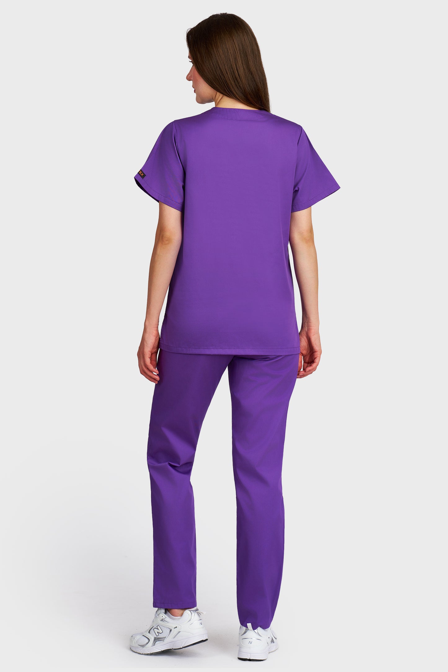 Costum medical femei mov - bluza medicala cu guler in V si pantaloni cu elastic si snur, vedere din spate - AKITEX