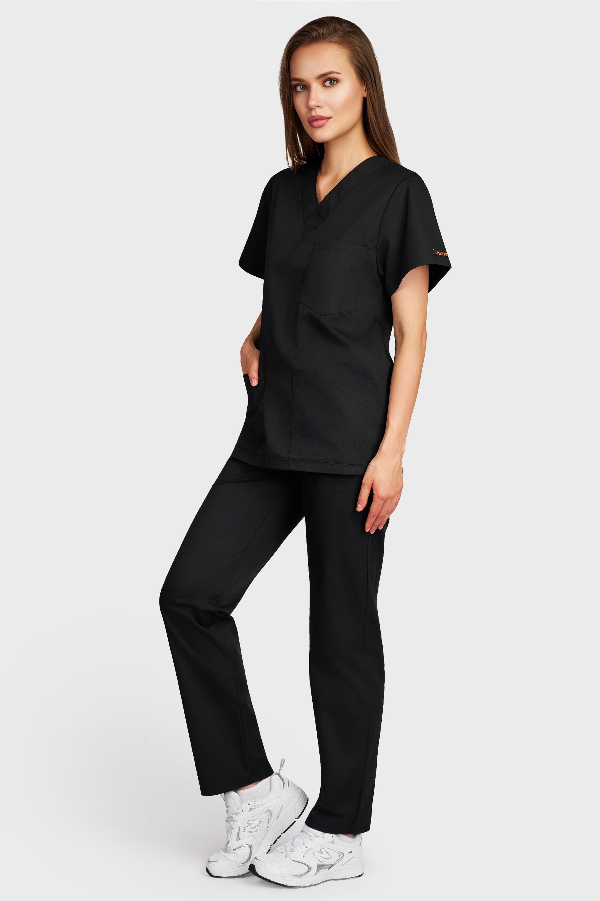Costum medical femei negru - bluza medicala cu guler in V si pantaloni cu elastic si snur, vedere laterala - AKITEX