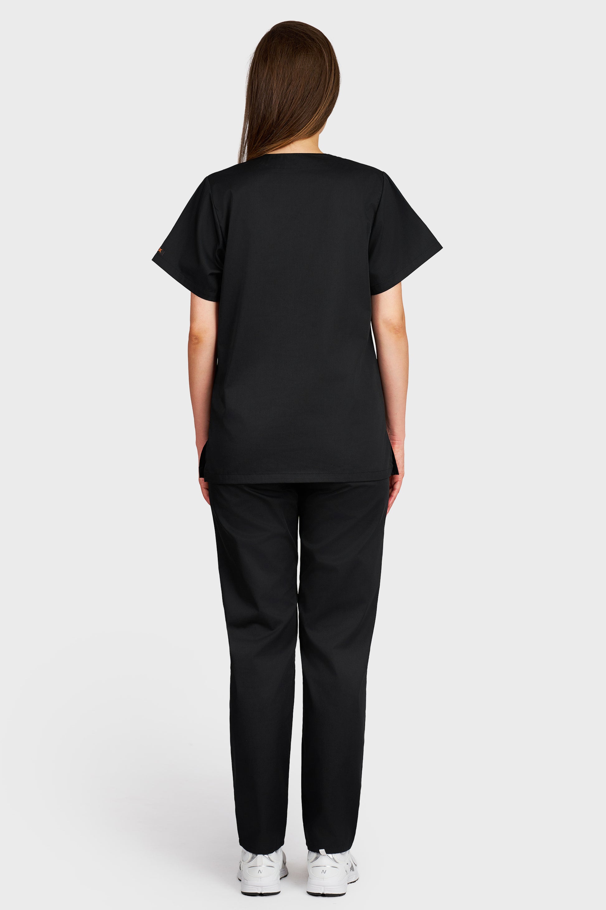 Costum medical femei negru - bluza medicala cu guler in V si pantaloni cu elastic si snur, vedere din spate - AKITEX