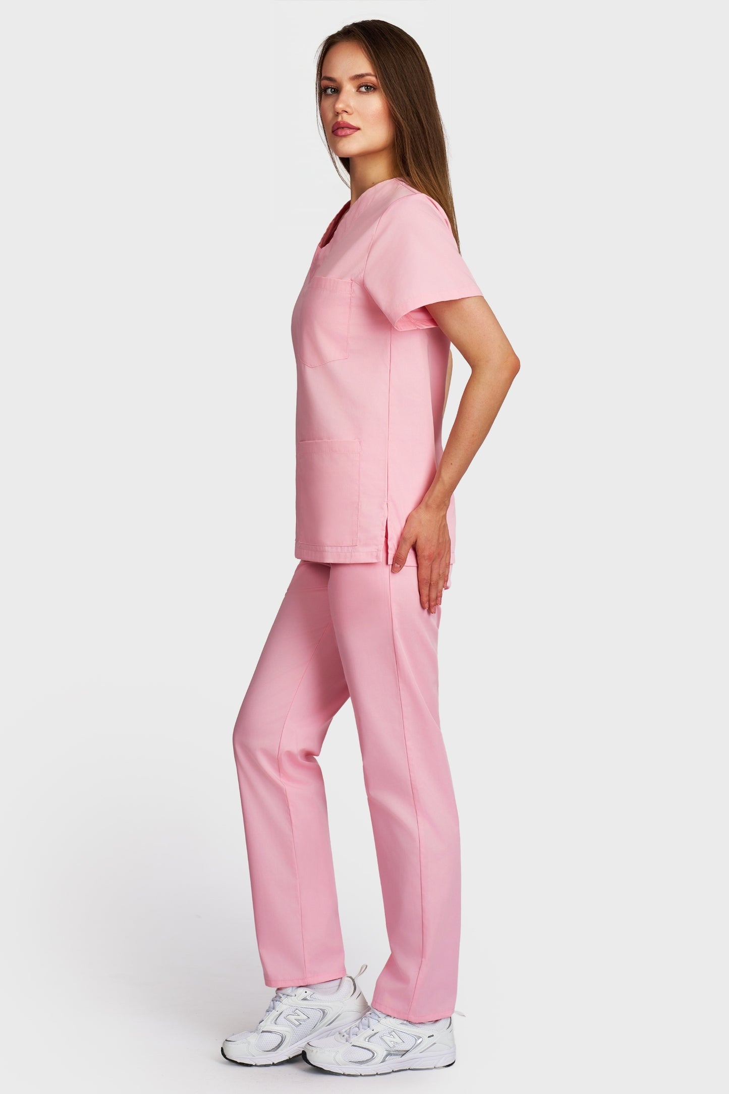 Costum medical femei roz - bluza medicala cu guler in V si pantaloni cu elastic si snur, vedere laterala - AKITEX