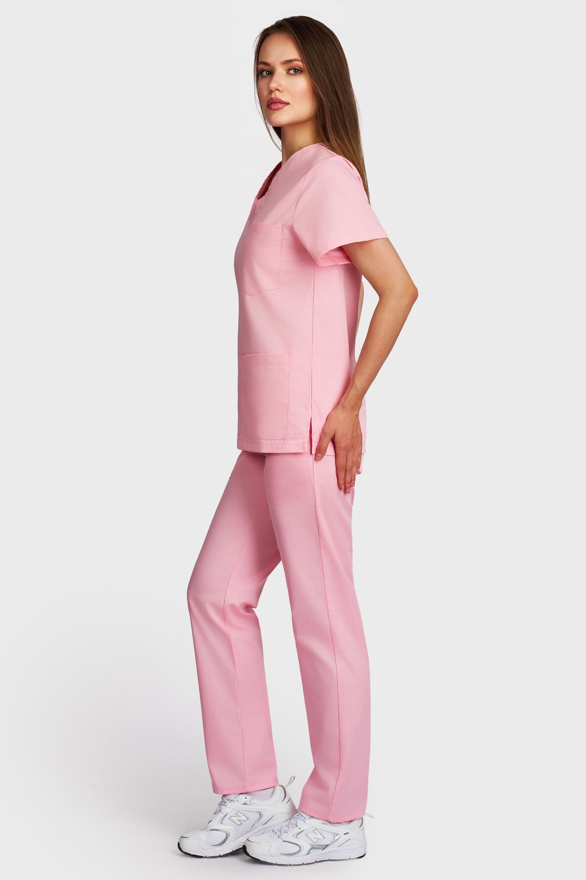 Costum medical femei roz - bluza medicala cu guler in V si pantaloni cu elastic si snur, vedere laterala - AKITEX