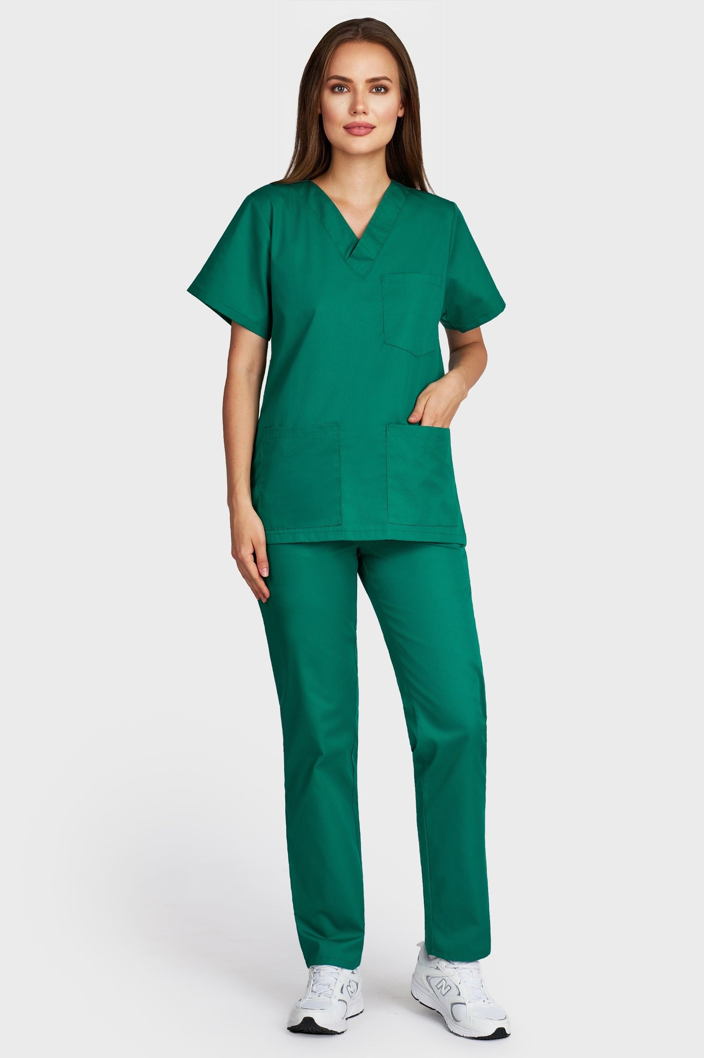 Costum medical femei verde - bluza medicala cu guler in V si pantaloni cu elastic si snur, vedere din fata - AKITEX