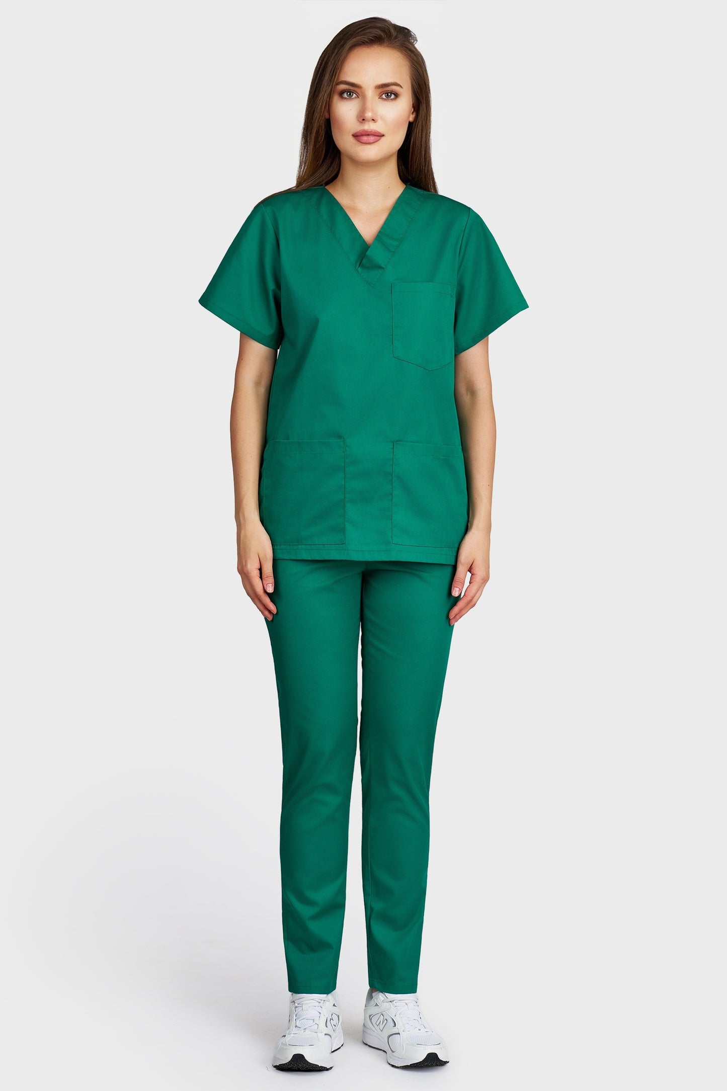 Costum medical femei verde - bluza medicala cu guler in V si pantaloni cu elastic, vedere din fata - AKITEX