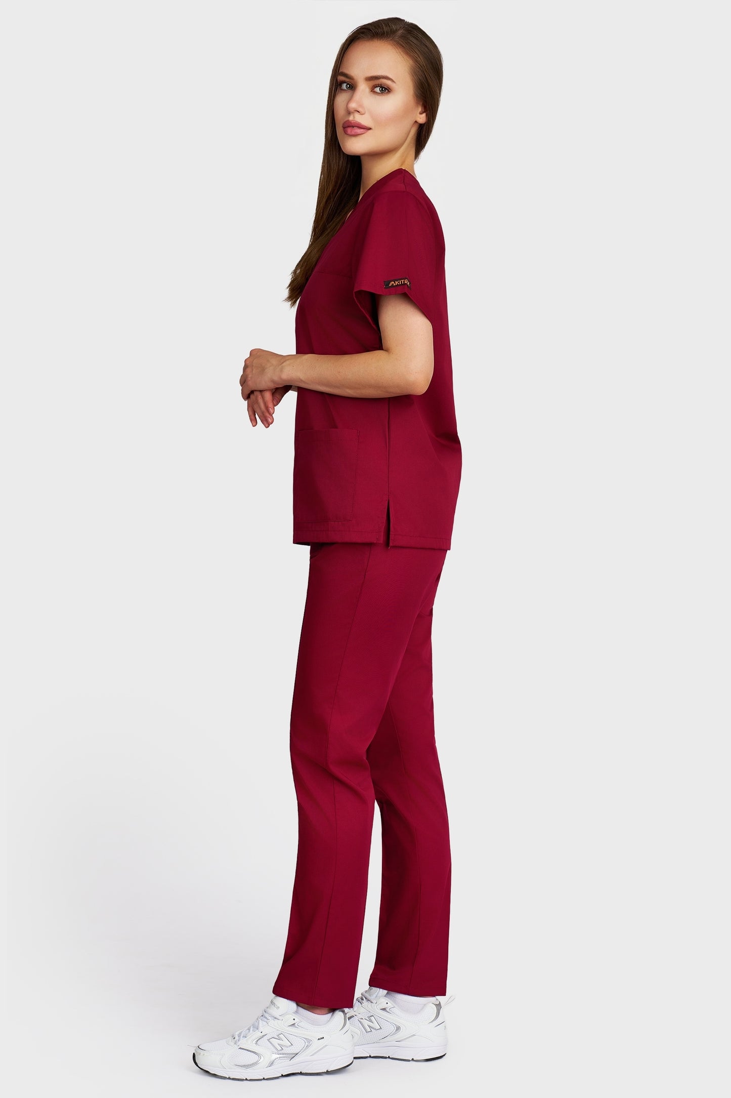 Costum medical femei bordo - bluza medicala Frieda si pantaloni Alisa, vedere laterala - AKITEX